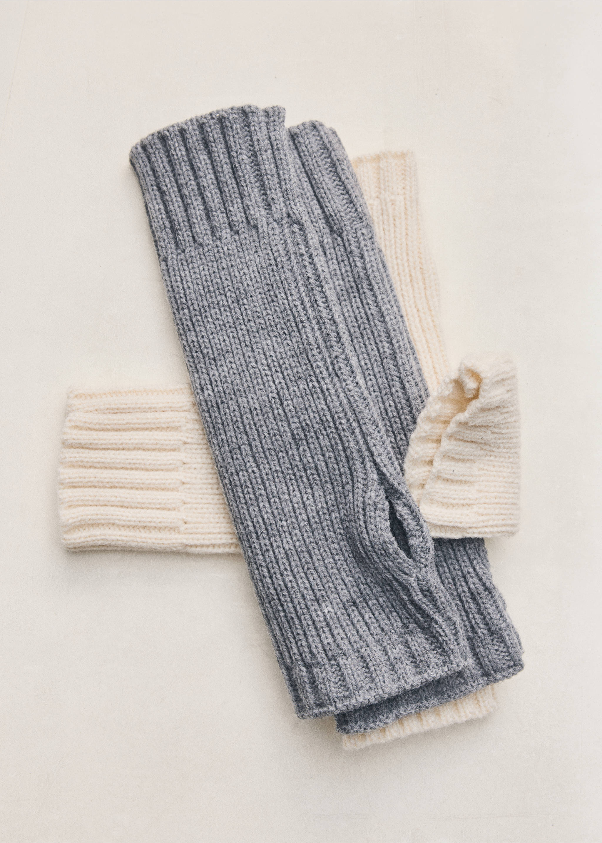 Long knitted mittens - Details of the article 5, Medium Heather Grey. Ref: 37077800-00.