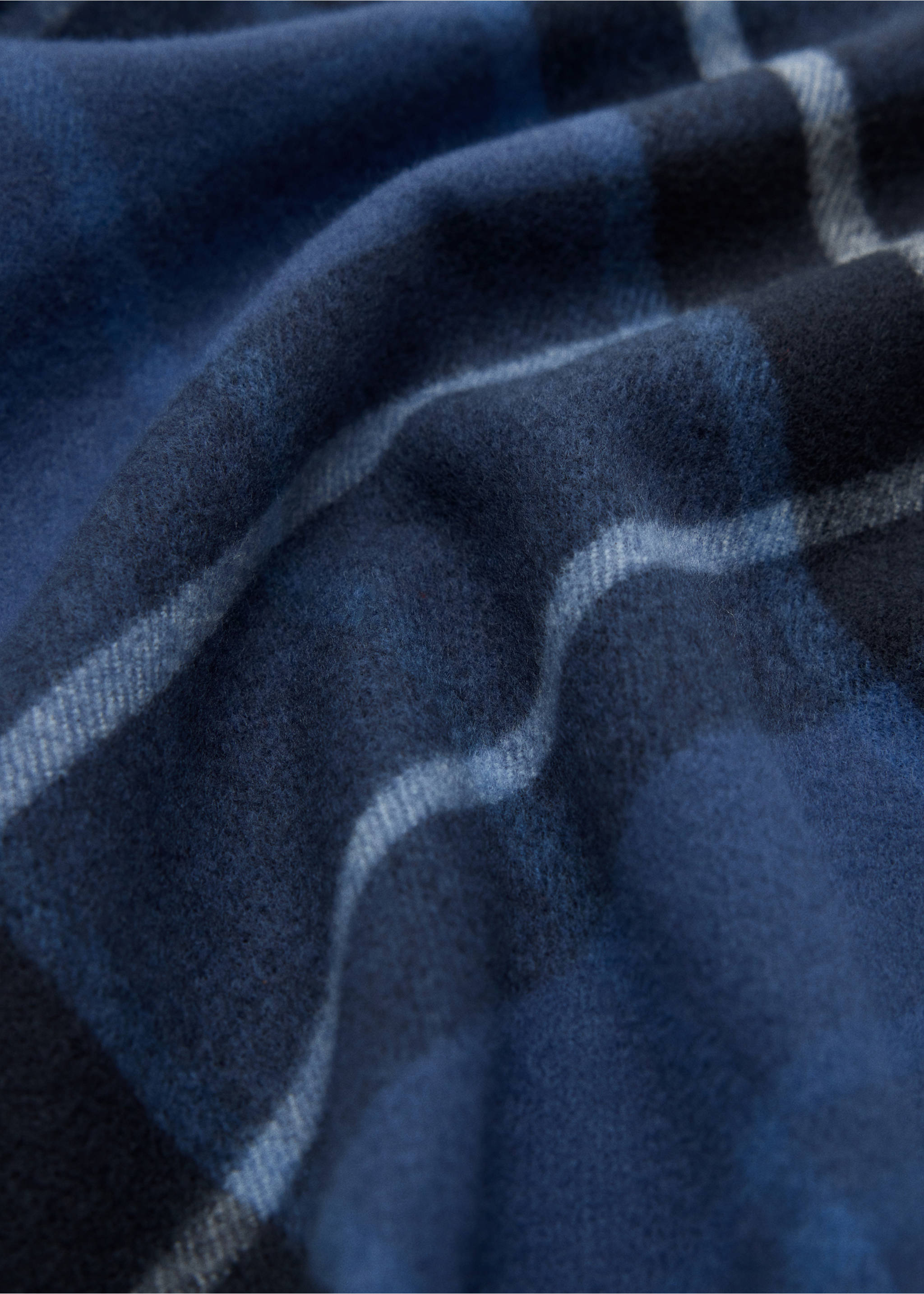 Blue check scarf in a soft-texture fabric close-up., Navy. Ref: 37077801-00.