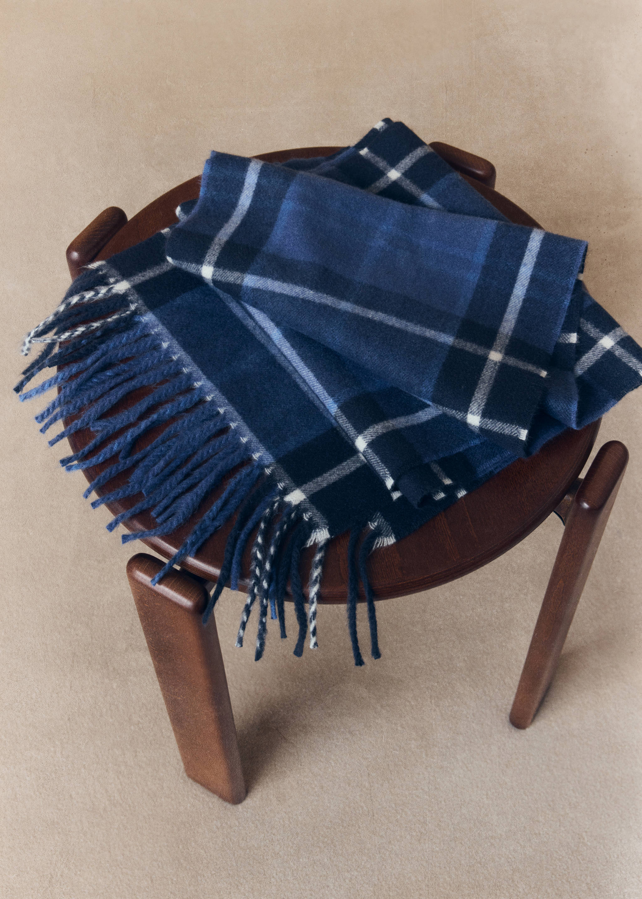 Check fringed scarf - Details of the article 5