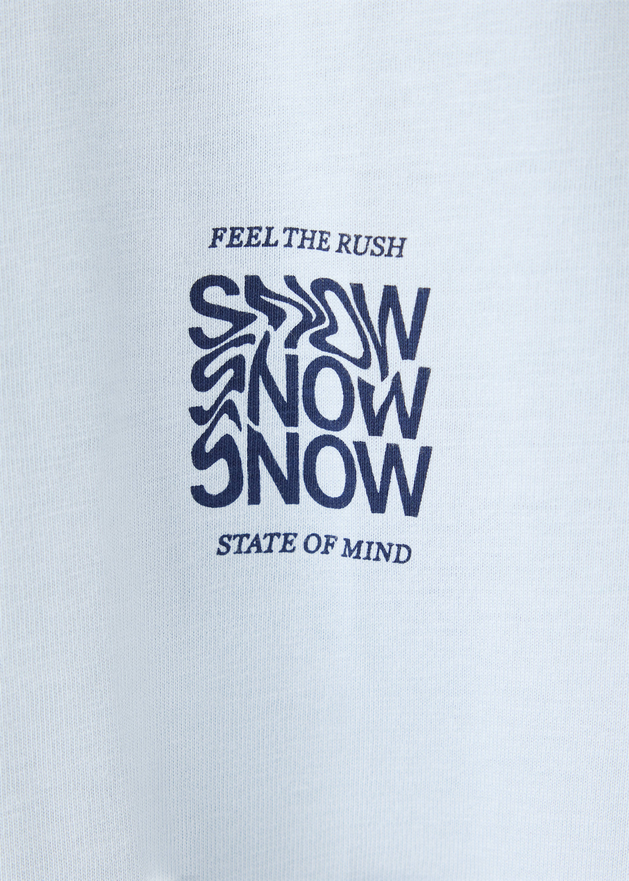 Detalle del tejido de camiseta azul claro con estampado gráfico en azul oscuro.