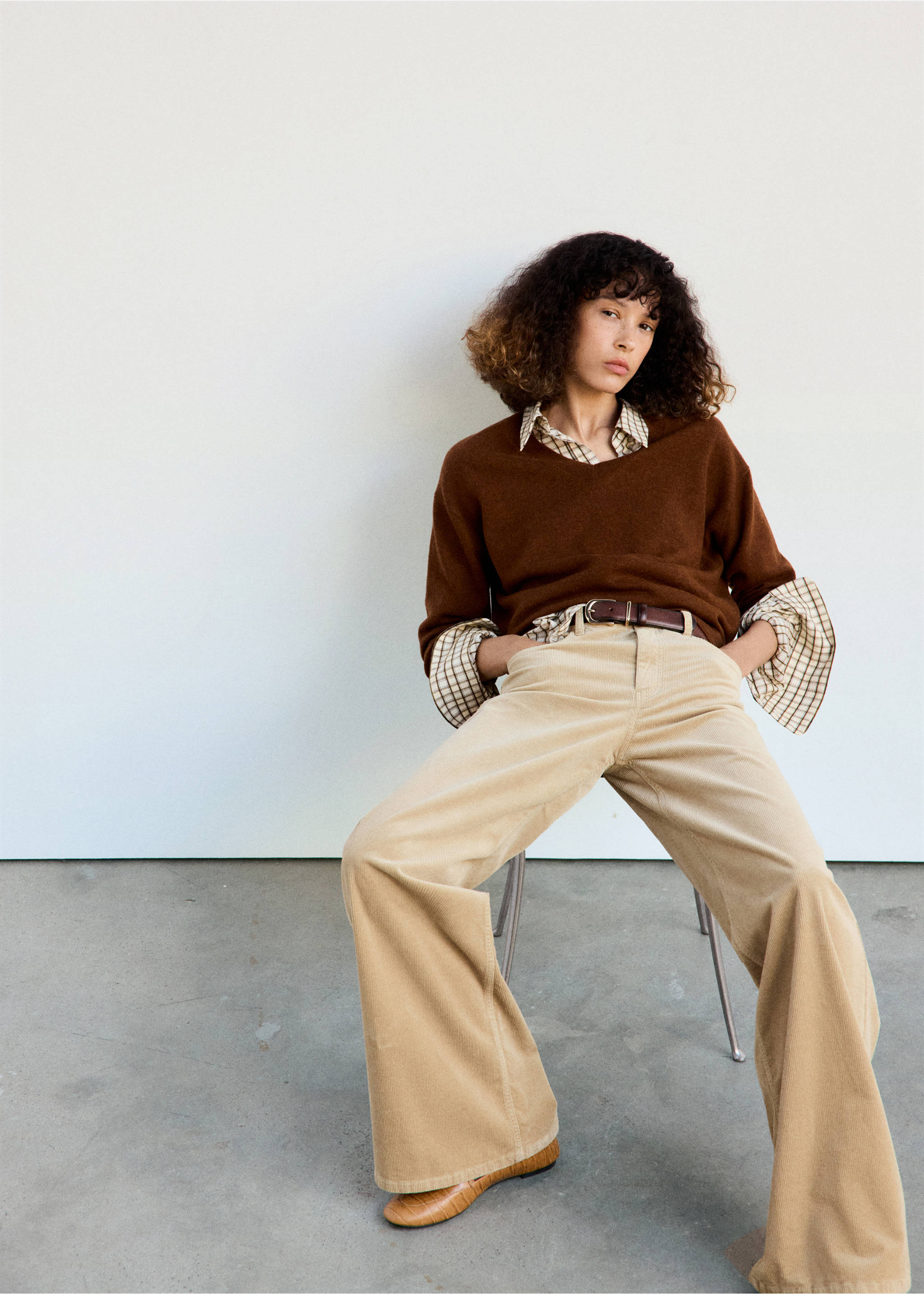 Wideleg corduroy broek - Detail van het artikel 2, Zand. Ref: 37077804-00.
