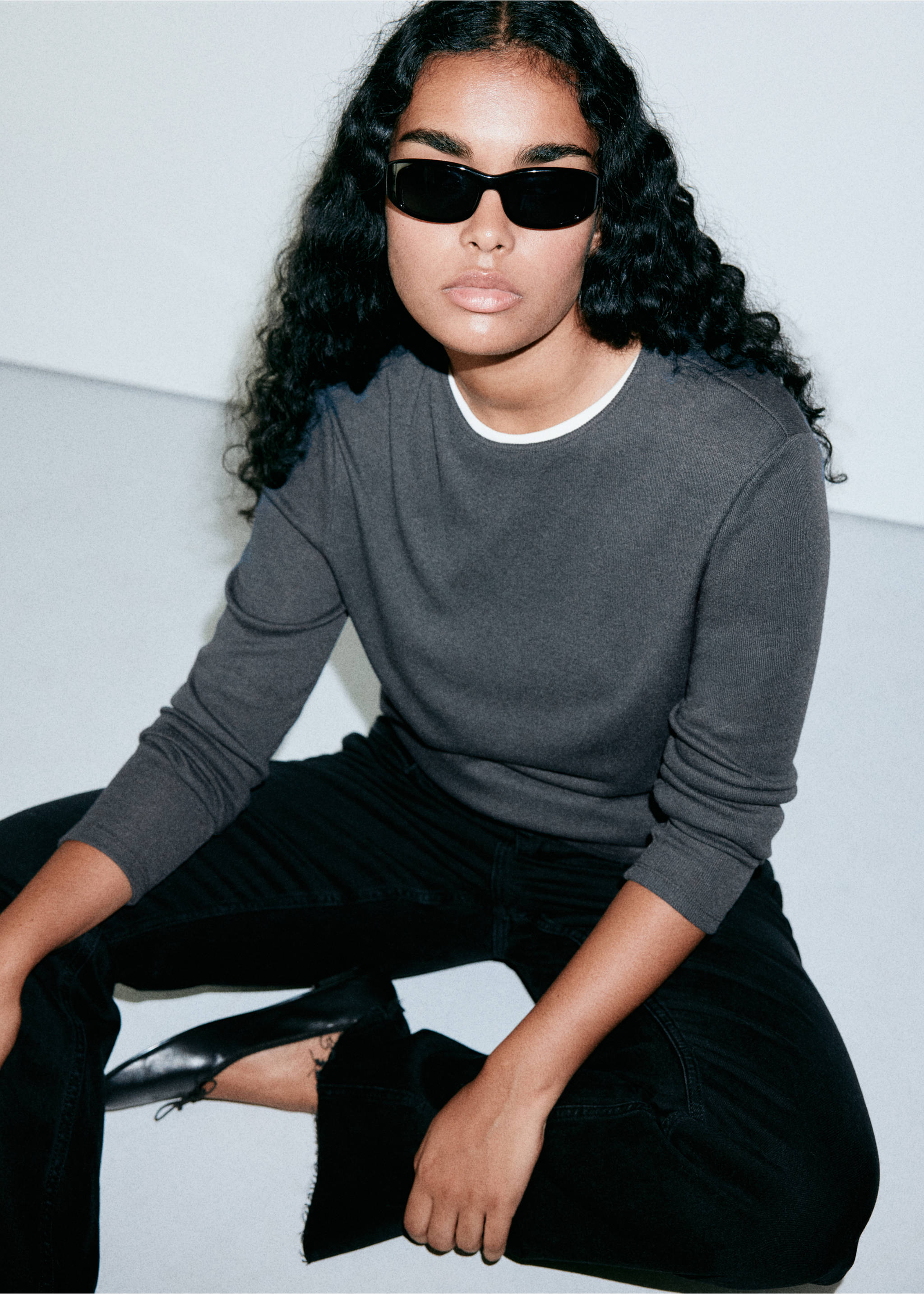 Plain fitted T-shirt - Details of the article 6, Charcoal. Ref: 37077806-00.