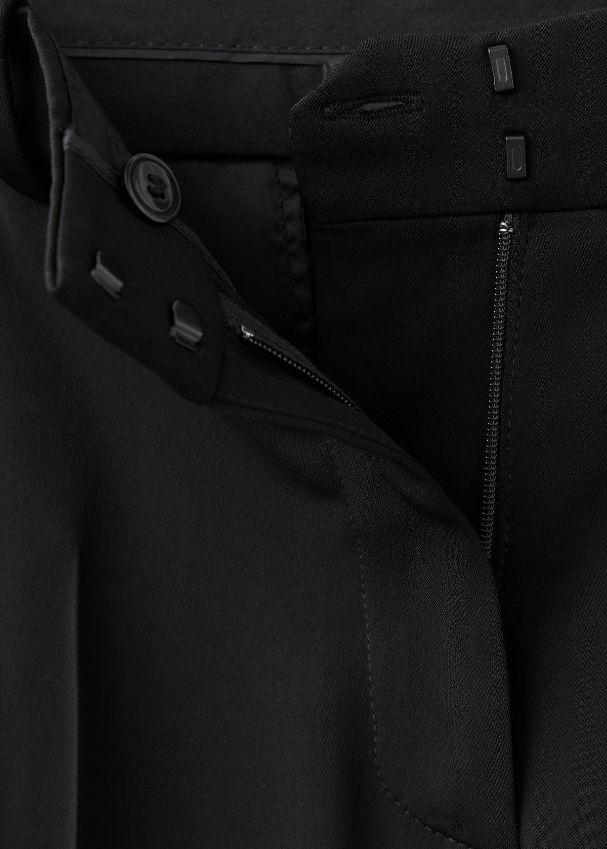 Straight-leg trousers with pressed crease — Black