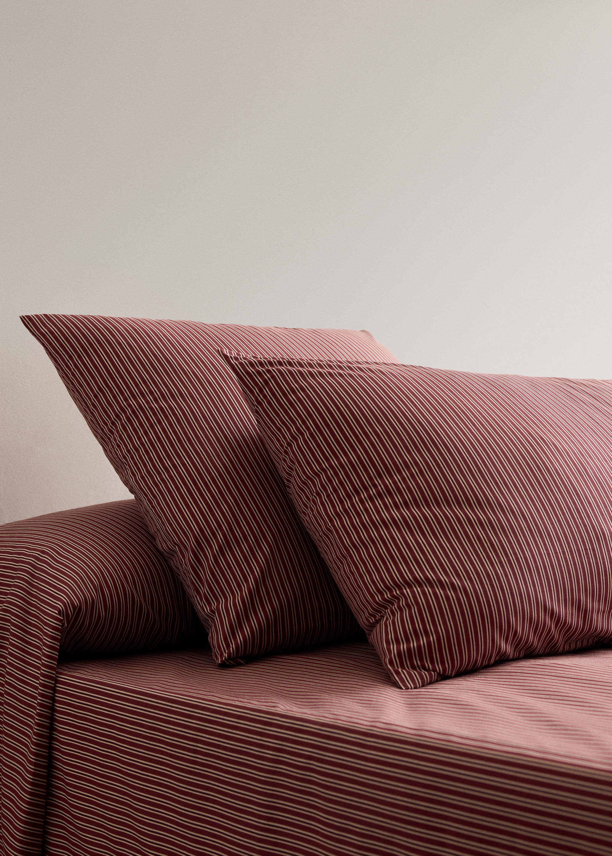 100% cotton striped pillowcase, 50 x 75 cm - General plane