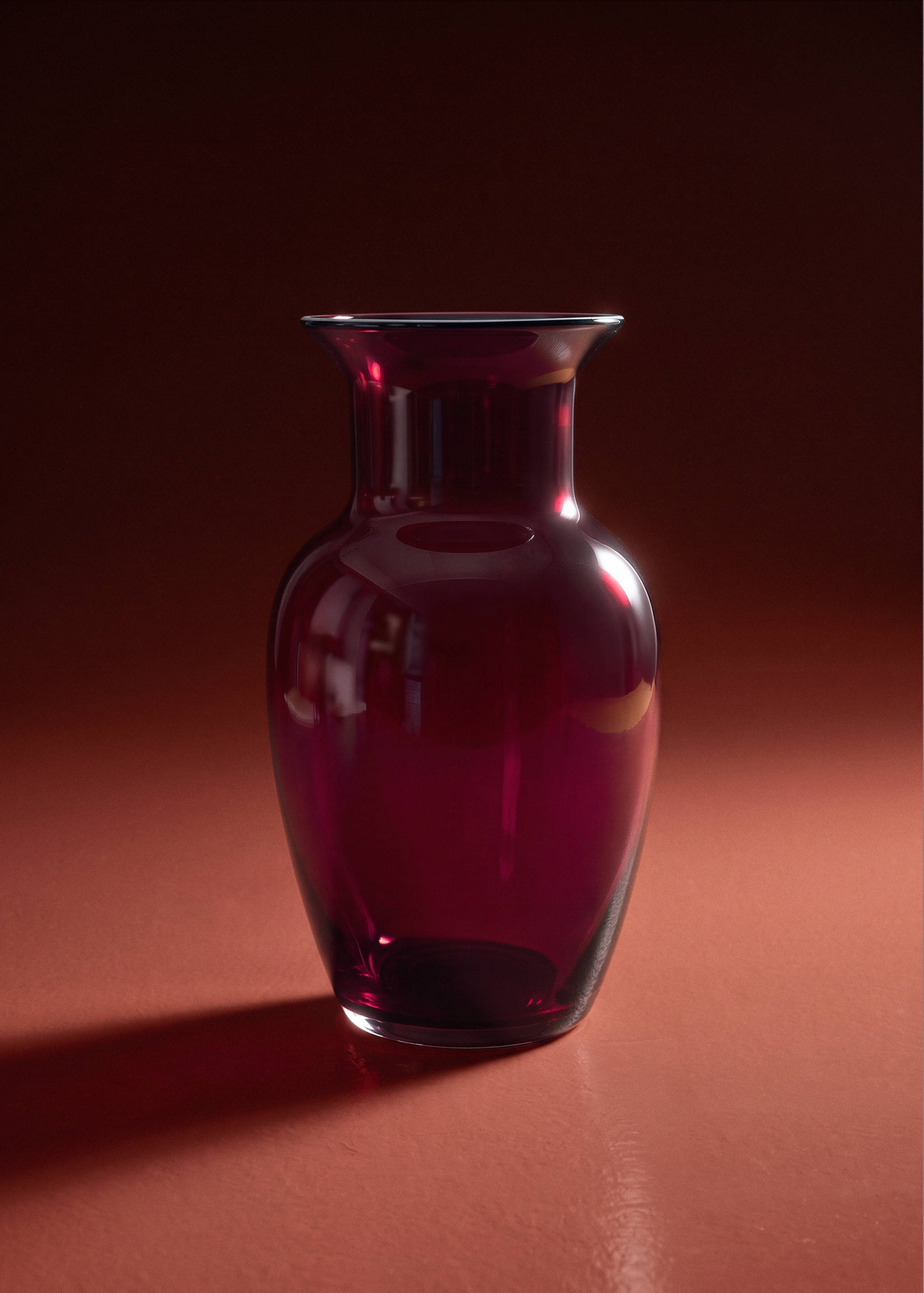 Tall hand-blown glass vase - General plane