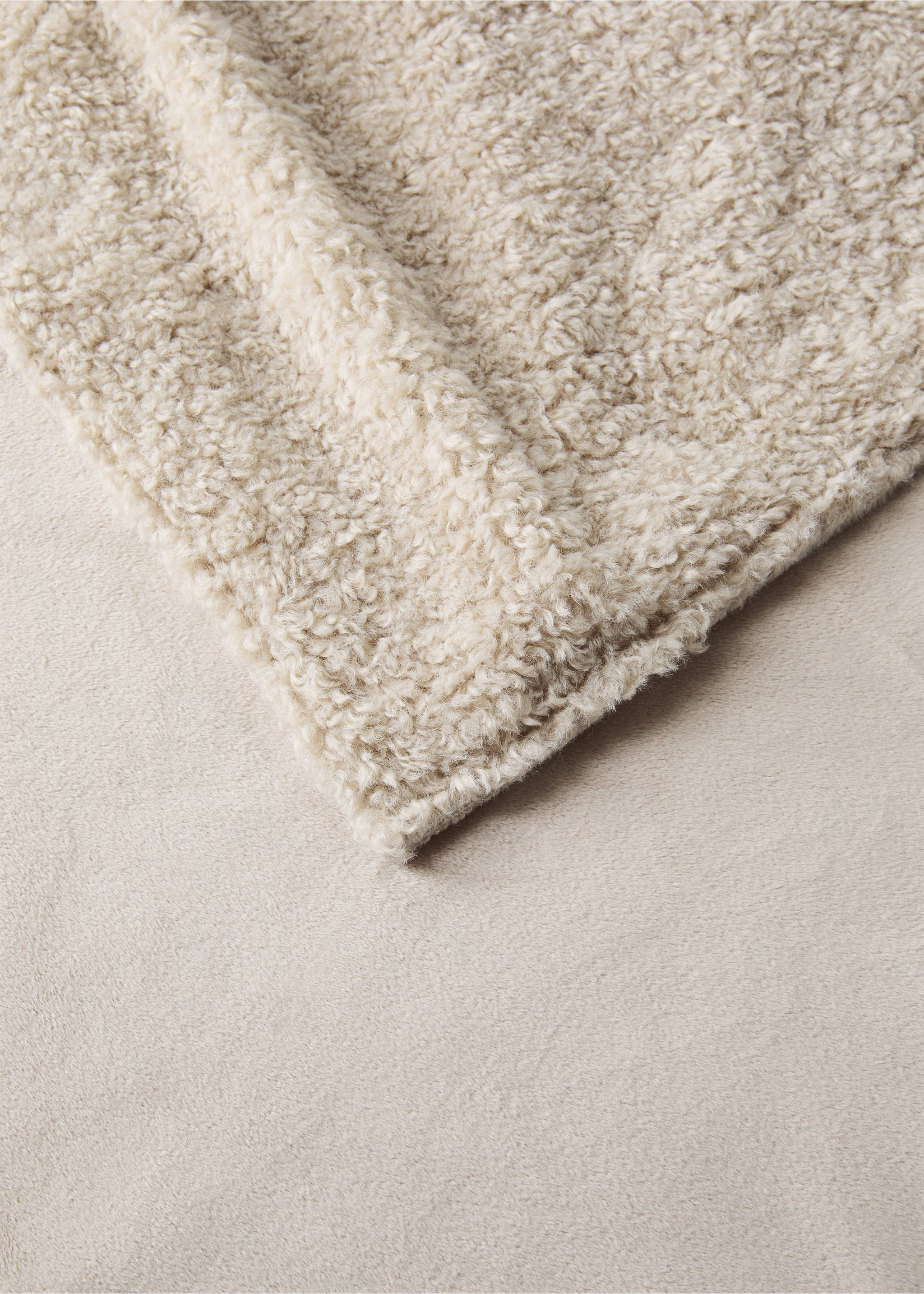 Shearling-effect blanket - Details of the article 1, Sand. Ref: 37077896-00.