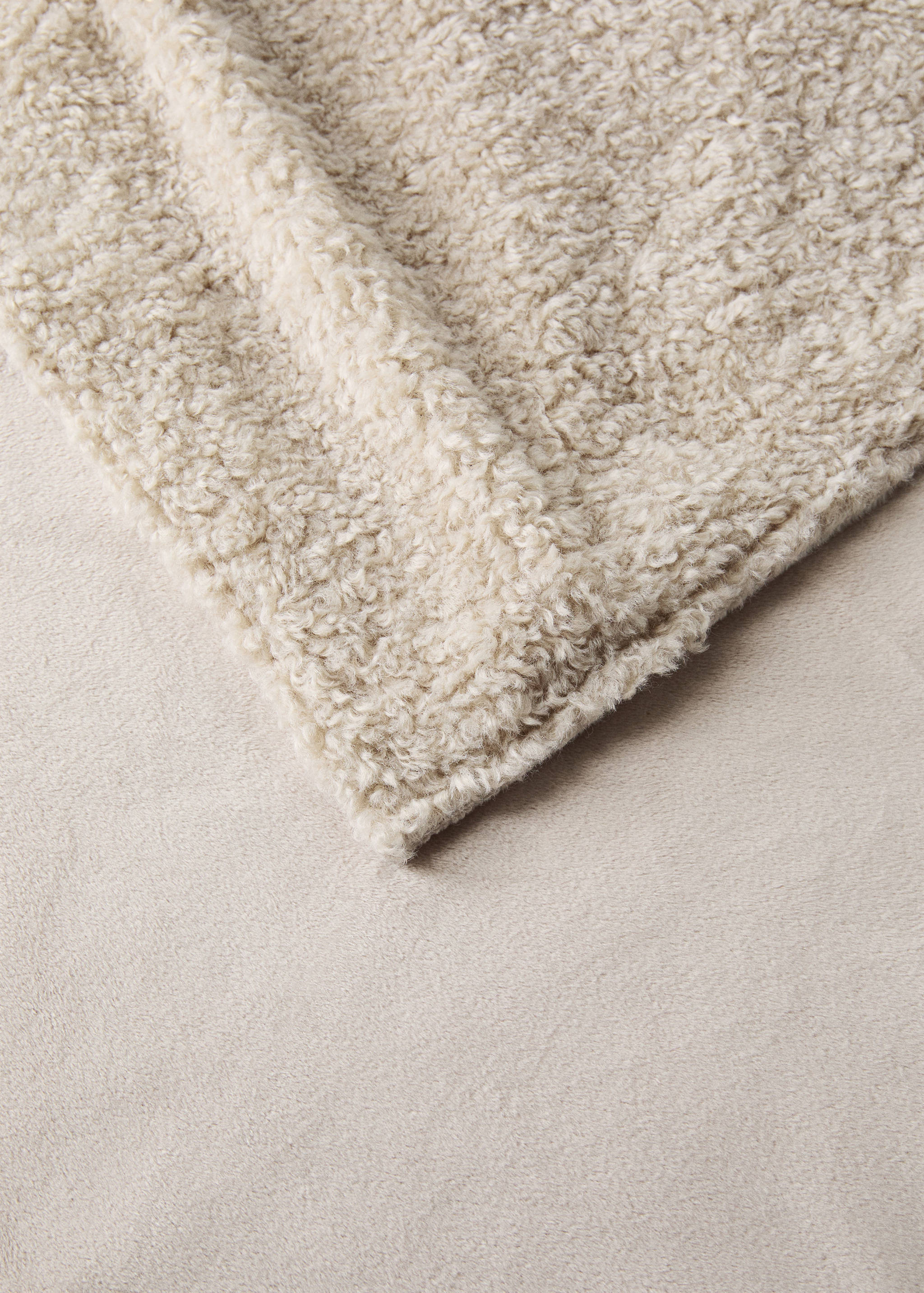 Shearling-effect blanket - Details of the article 1
