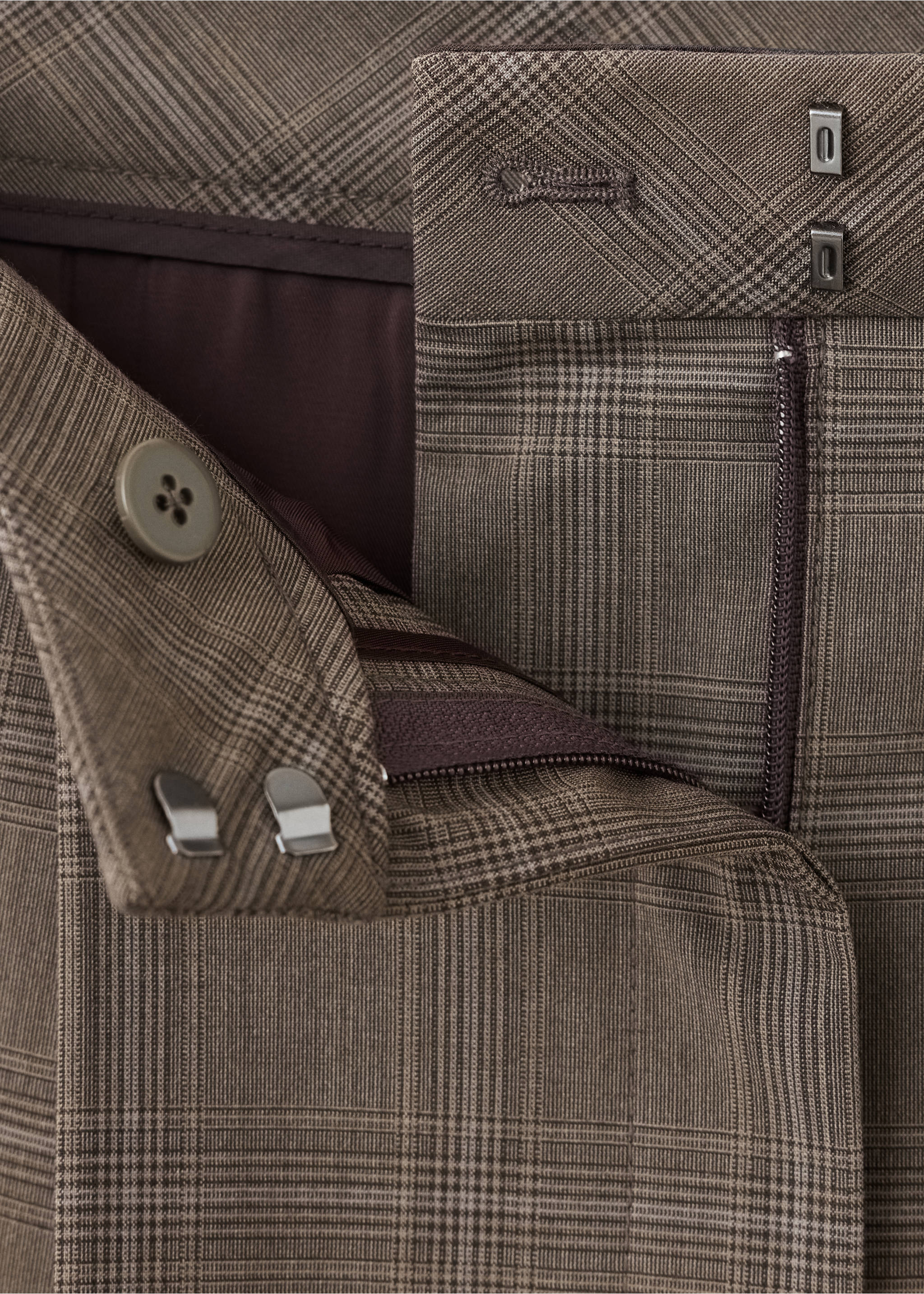 Brown plaid trousers waistband and closure detail, Brown. Ref: 37077899-00.