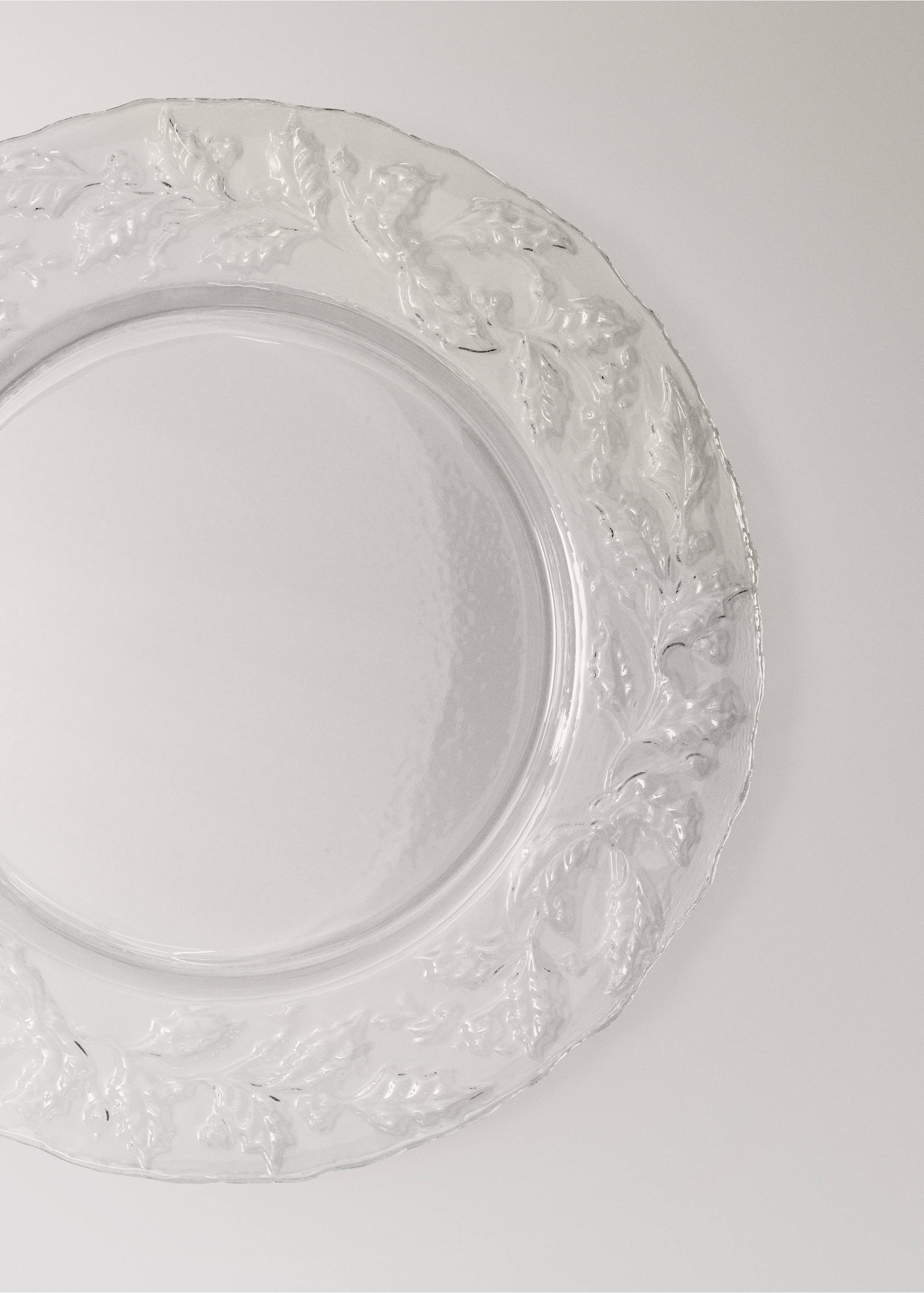 Clear glass plate with a textured relief leaf and berry rim detail., Black. Ref: 37077901-00.