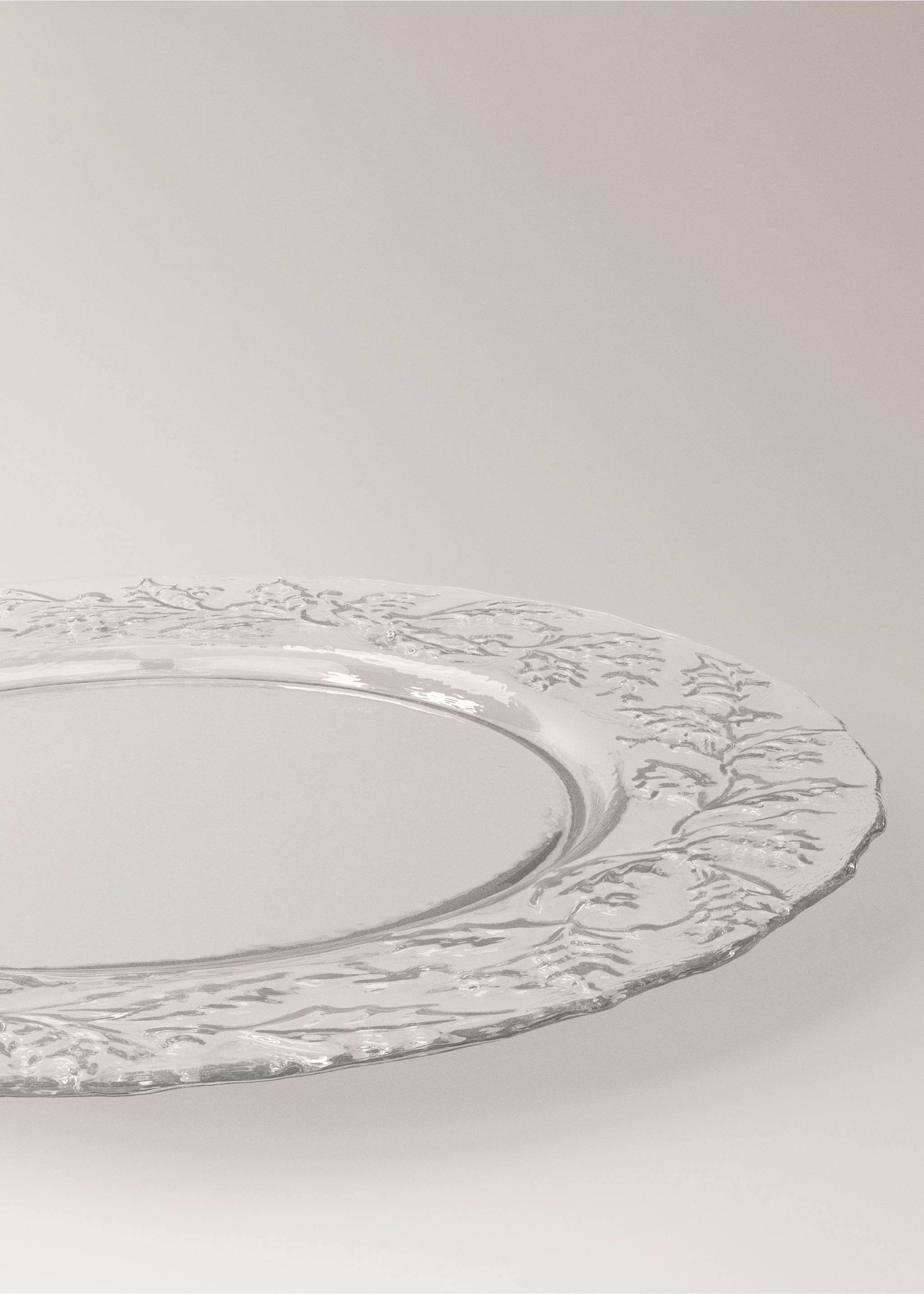 Clear glass plate with an embossed botanical rim., Black. Ref: 37077901-00.
