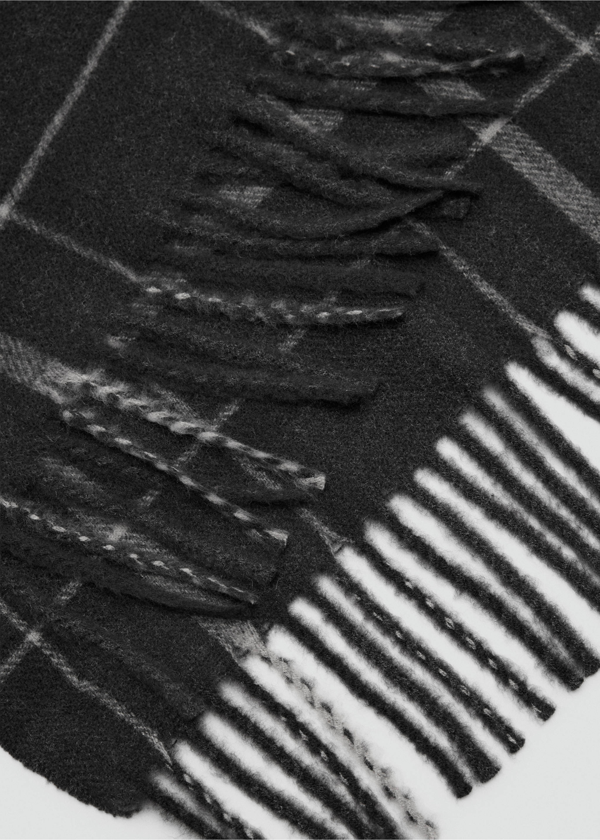 Checked scarf with fringed edges - Details of the article 1, Grey. Ref: 37077902-00.