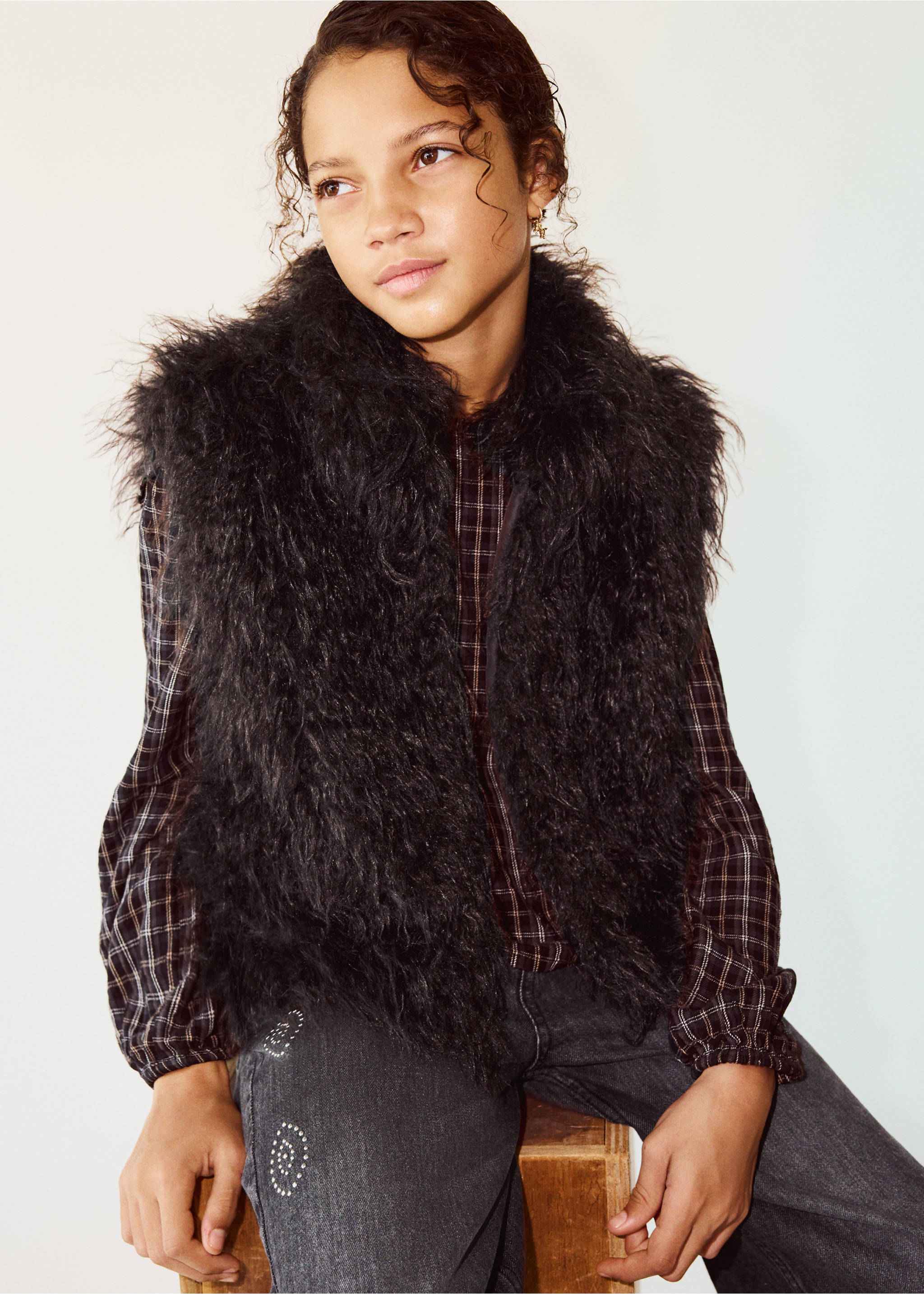 Black faux-fur vest with a wide collar., Chocolate. Ref: 37077904-00.