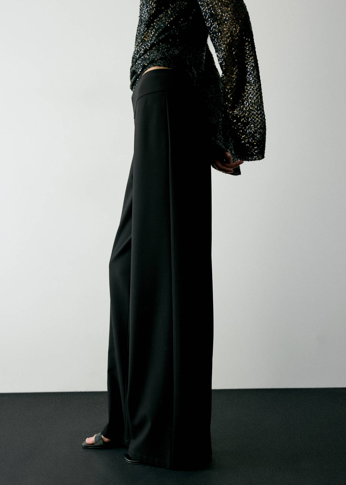 Straight mid-rise trousers — Black