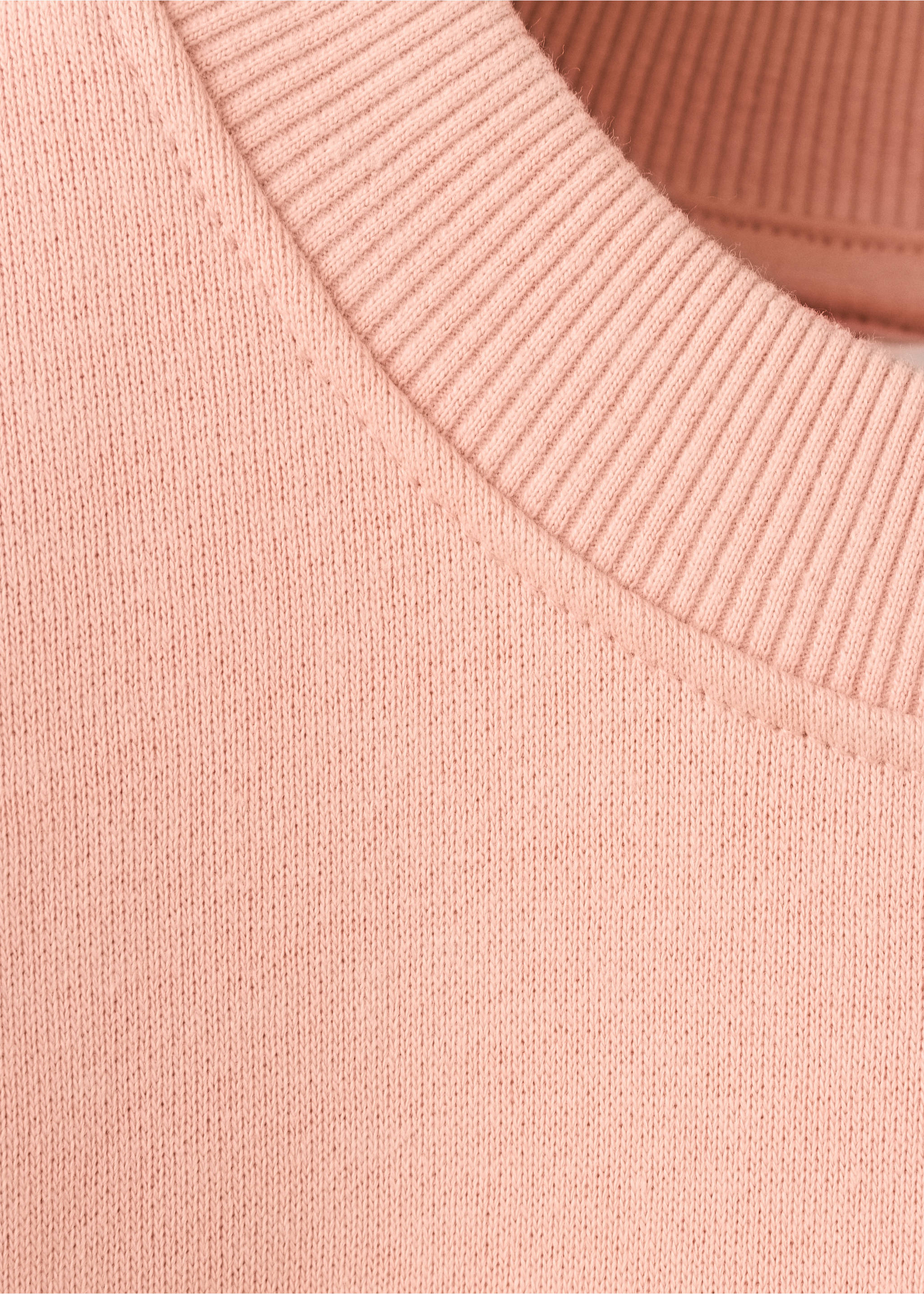 Detalle del cuello redondo de canalé en una sudadera rosa., Rosa. Ref: 37077910-00.
