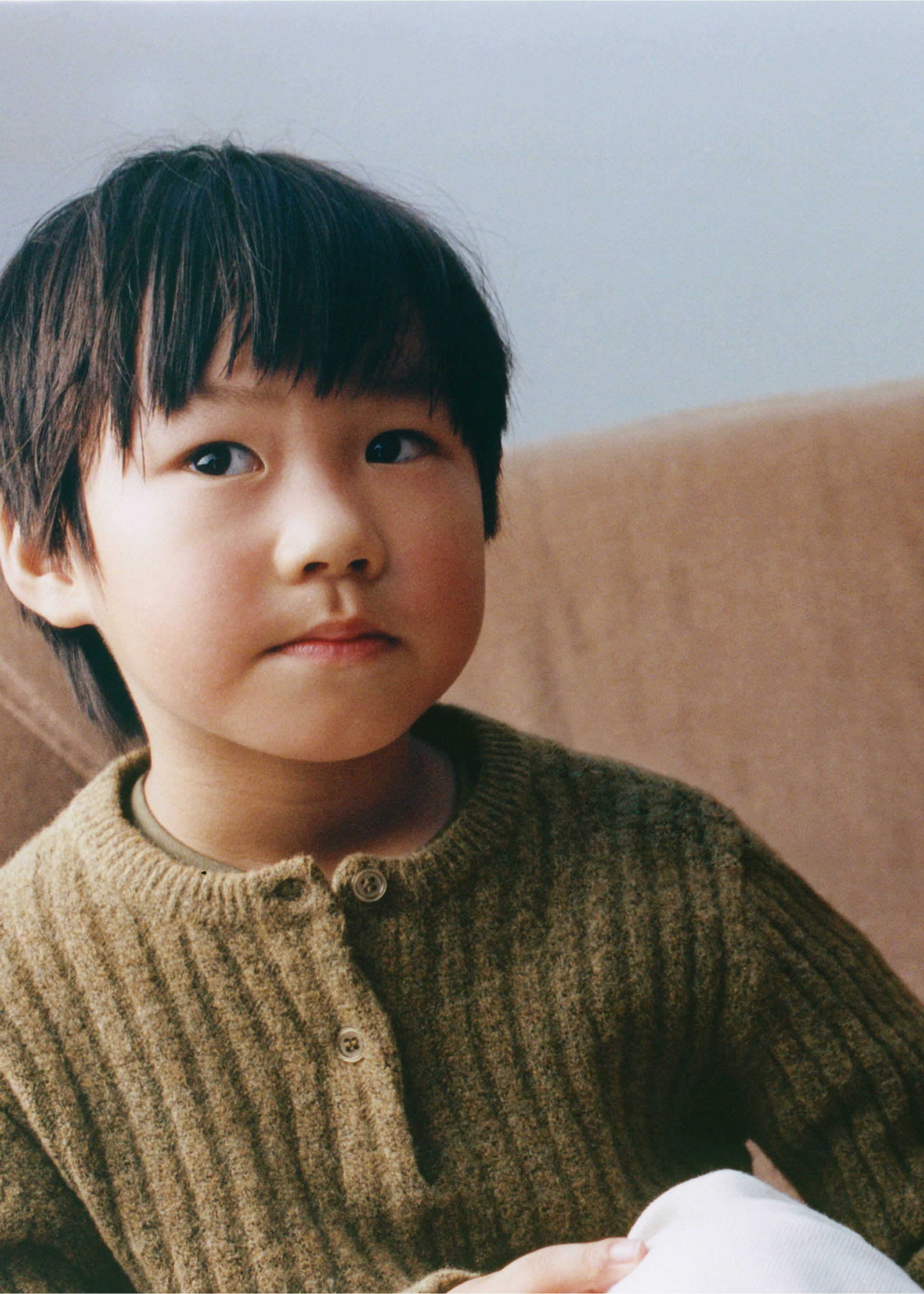 Olive green ribbed knit jersey with a buttoned round neckline worn by a child., Khaki. Ref: 37077937-00.