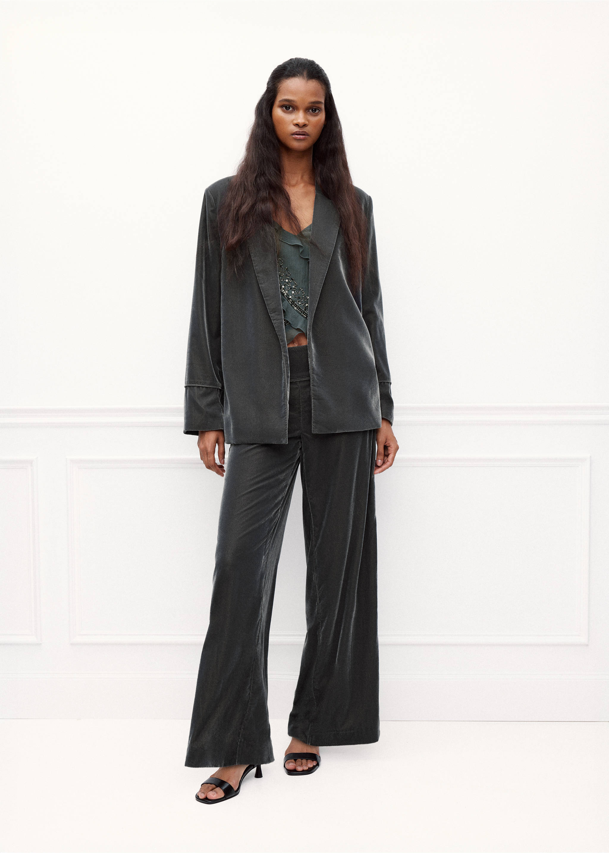 Chaqueta de terciopelo gris oscuro combinada con pantalones wide-leg a juego y un top., Plata oscura. Ref: 37078279-00.