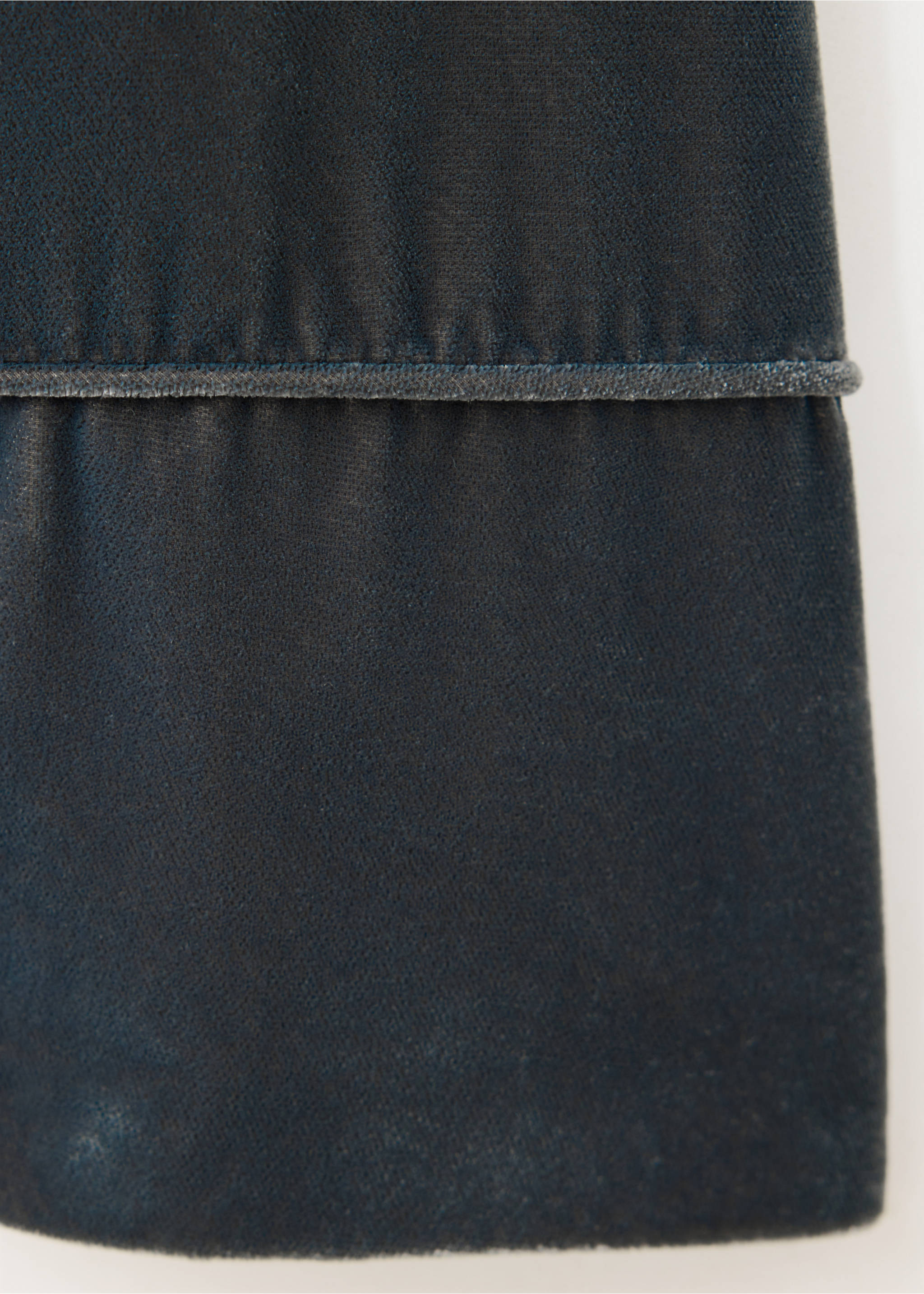 Detalle de tejido de una chaqueta azul oscuro que muestra una costura ribeteada., Plata oscura. Ref: 37078279-00.