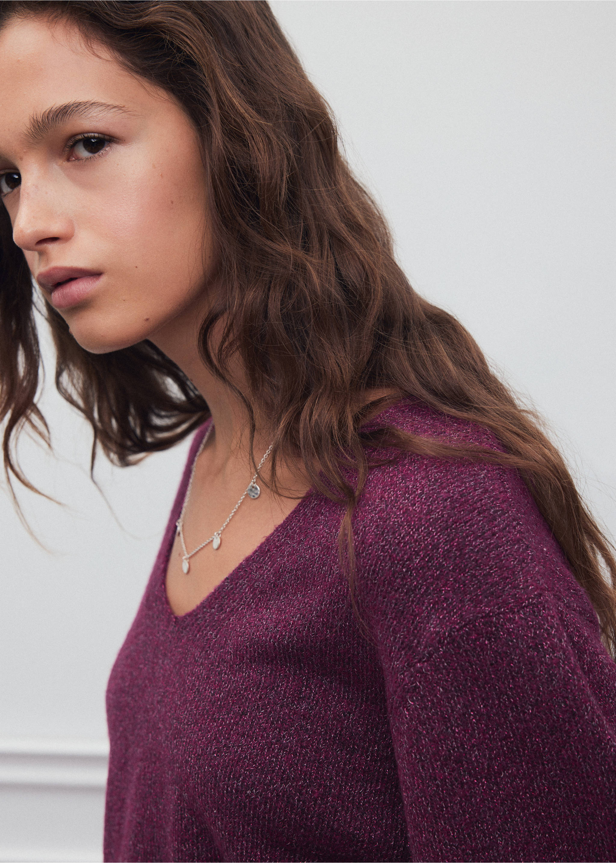 Plum purple V-neck knit jersey in a close-up view., Fuchsia. Ref: 37078280-00.
