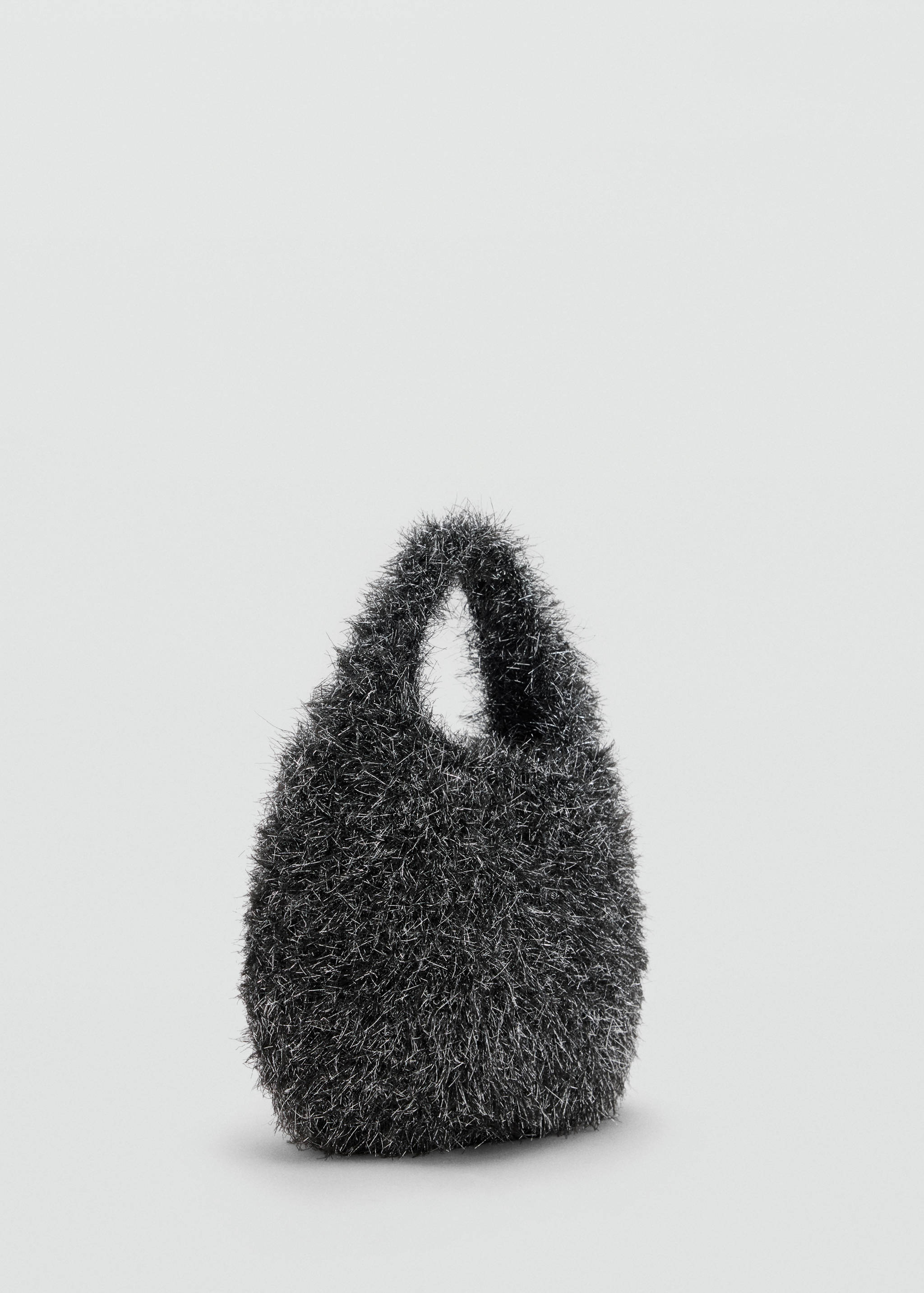 Mini bolso negro con textura y silueta redondeada.