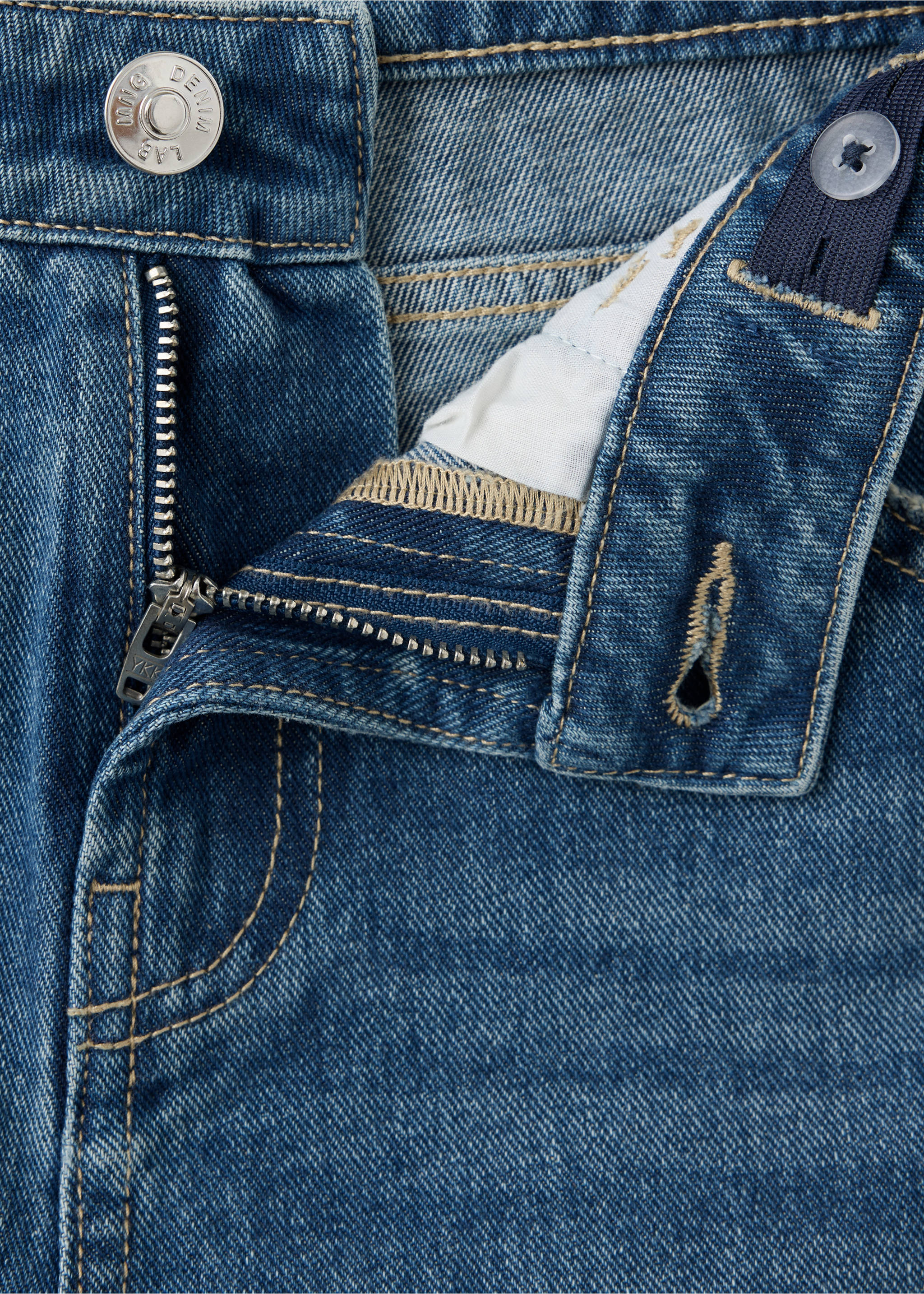 Detalle de vaqueros denim azules con bragueta de cremallera y pespuntes en contraste., Azul oscuro. Ref: 37079120-00.