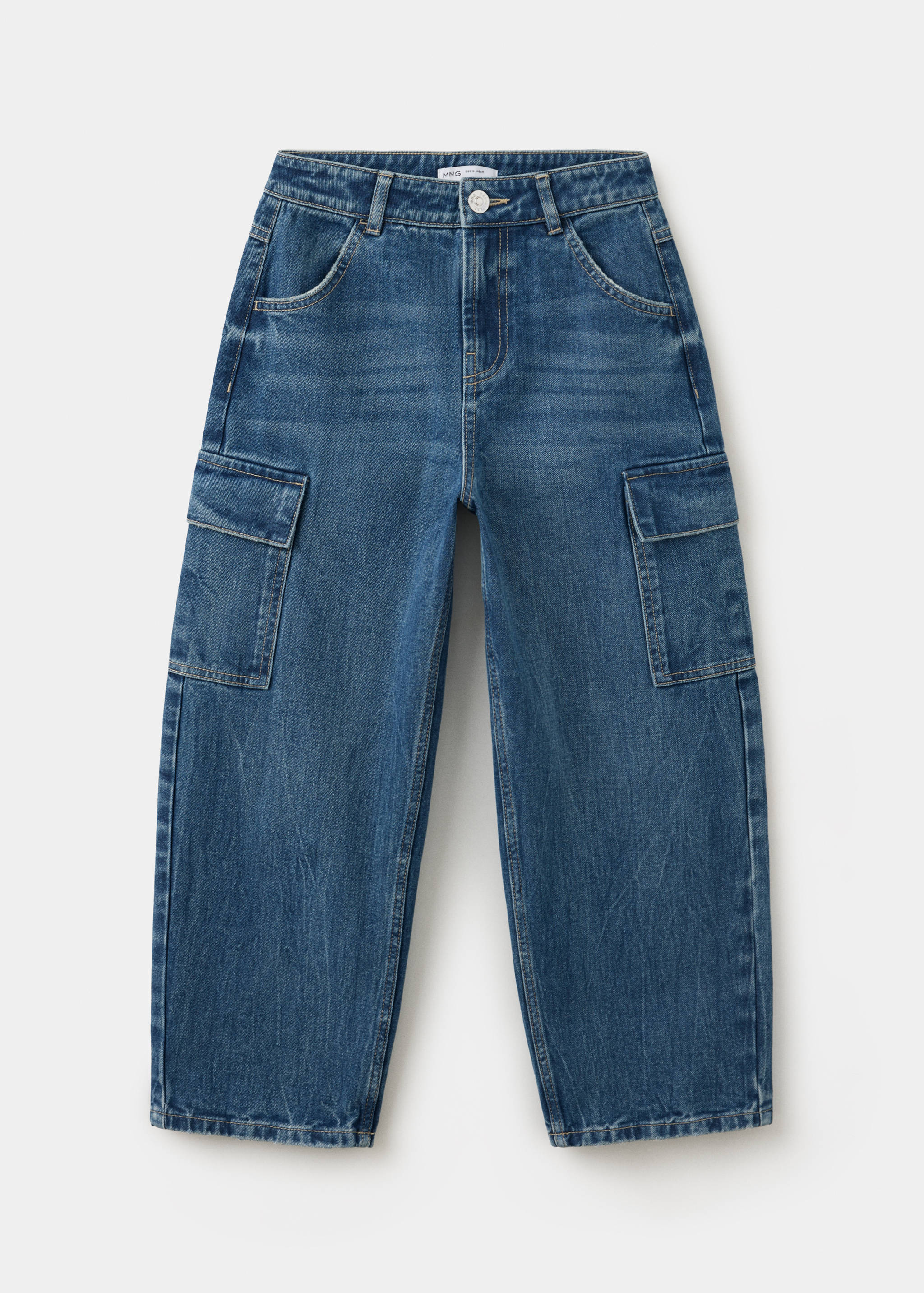 Pantalones vaqueros cargo de color azul medio con bolsillos laterales y diseño relaxed fit.