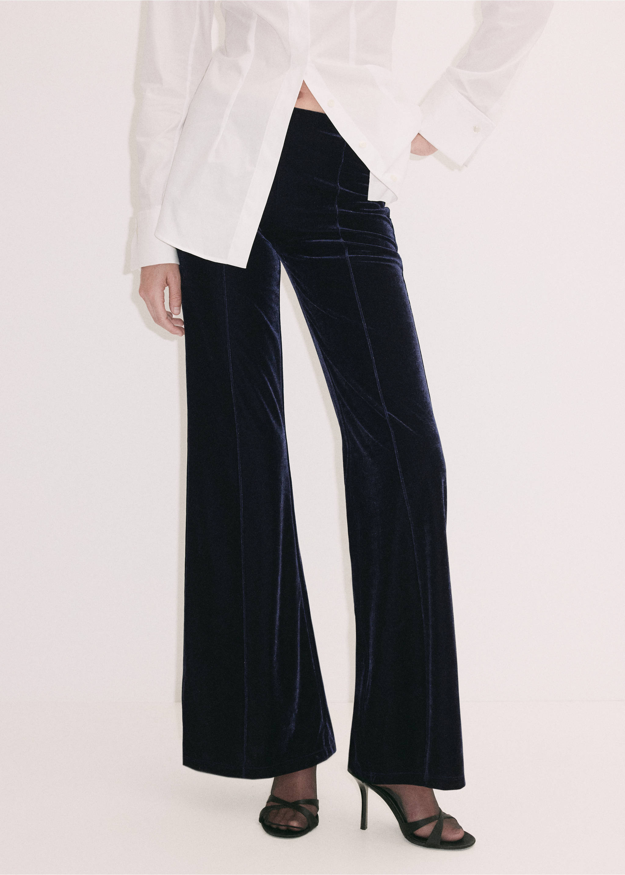 Pantalones de terciopelo de color azul oscuro de tiro alto y silueta wideleg con costuras delanteras., Azul noche. Ref: 37079121-00.