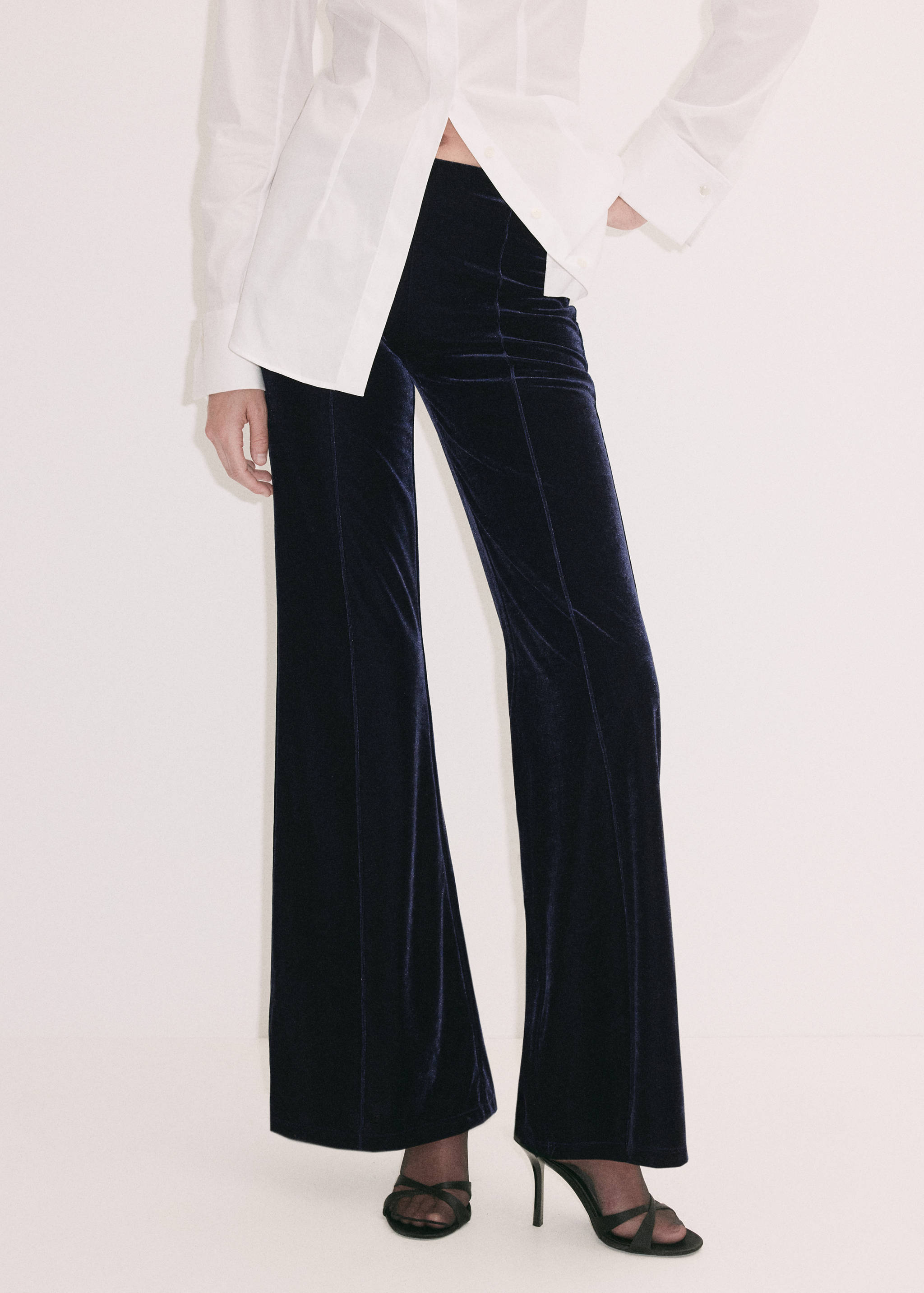Pantalones de terciopelo de color azul oscuro de tiro alto y silueta wideleg con costuras delanteras.