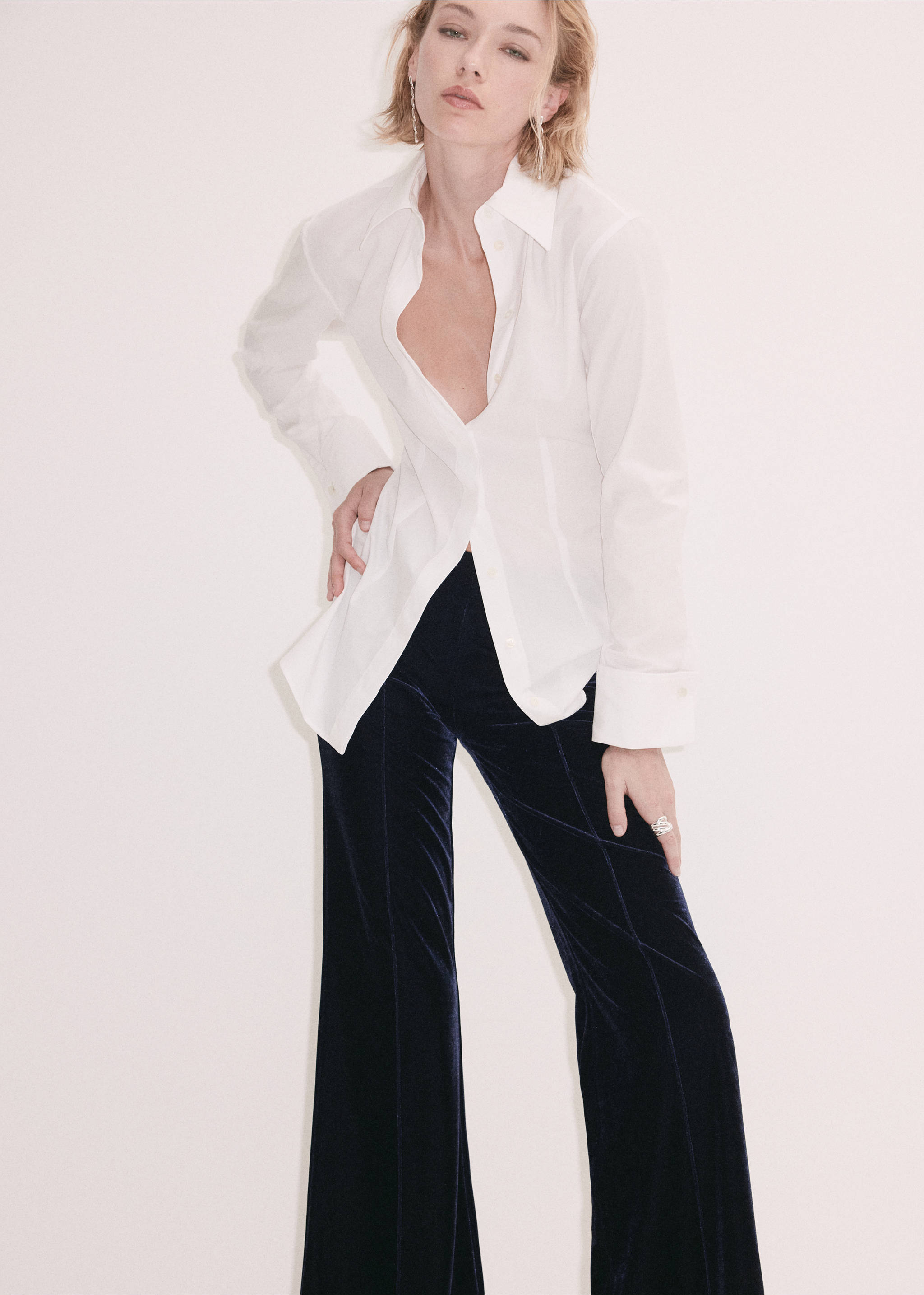 Pantalones oscuros de terciopelo combinados con una camisa blanca abotonada., Azul noche. Ref: 37079121-00.