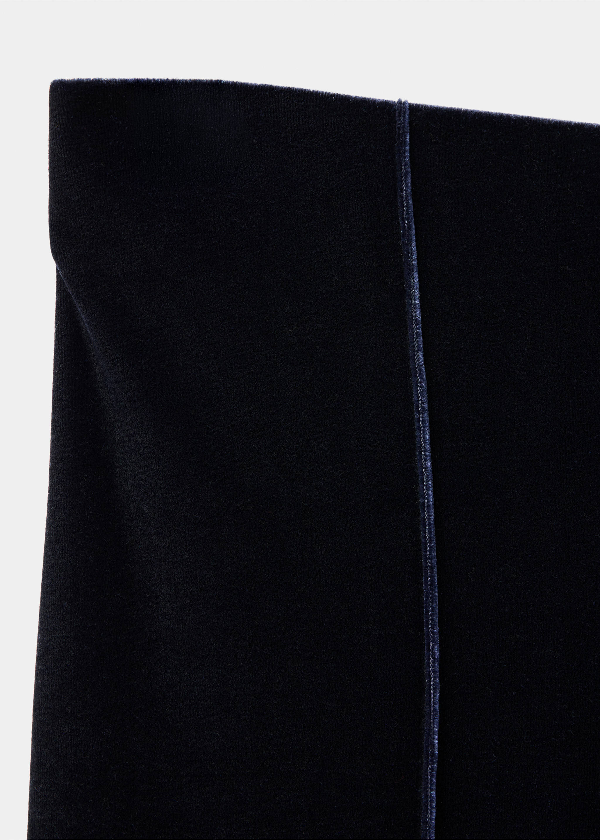 Detalle de los pantalones en azul marino oscuro que muestra la costura vertical., Azul noche. Ref: 37079121-00.