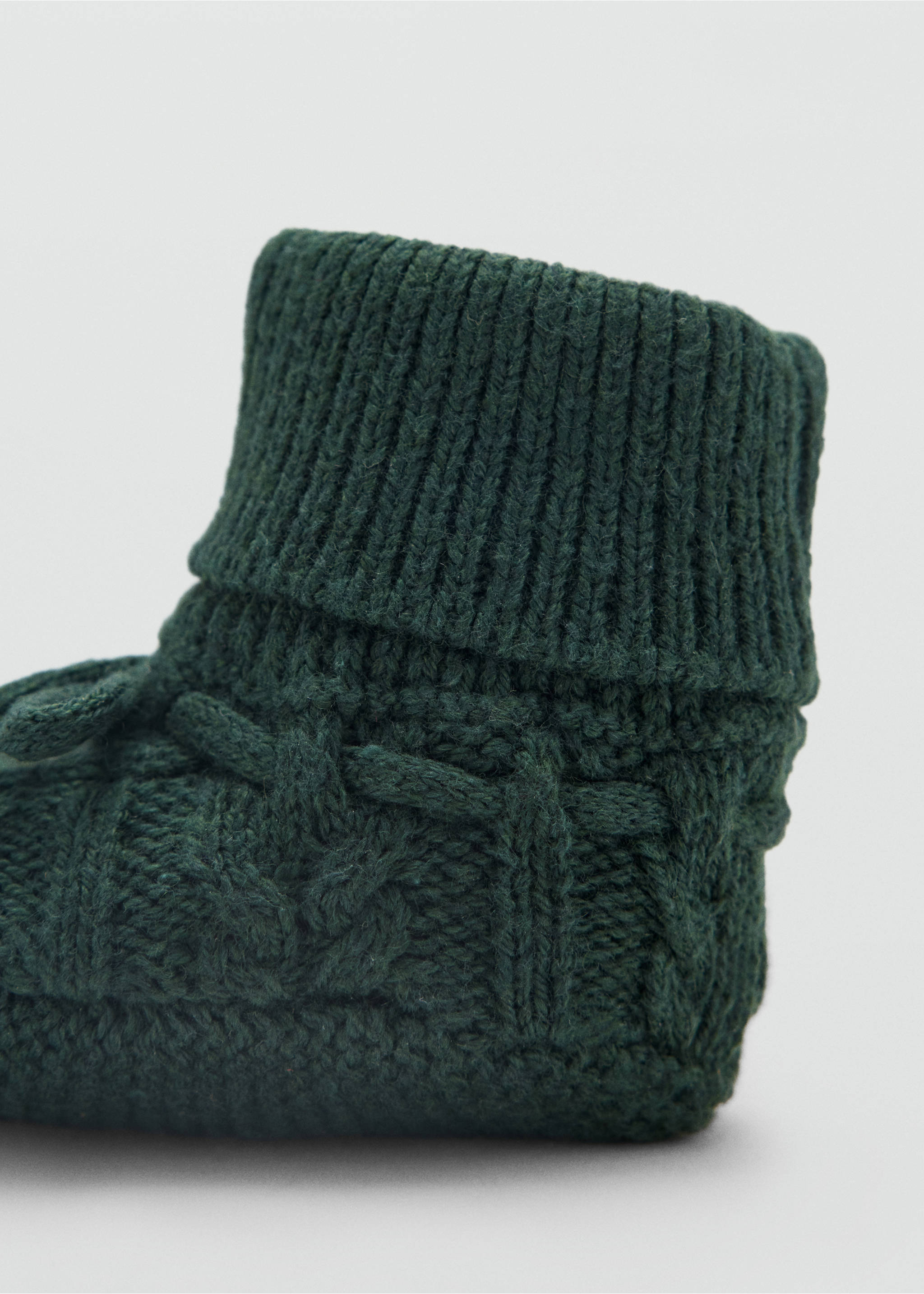 Dark green knitted baby socks with a ribbed fold-over cuff and cable knit detail., Green. Ref: 37079216-00.