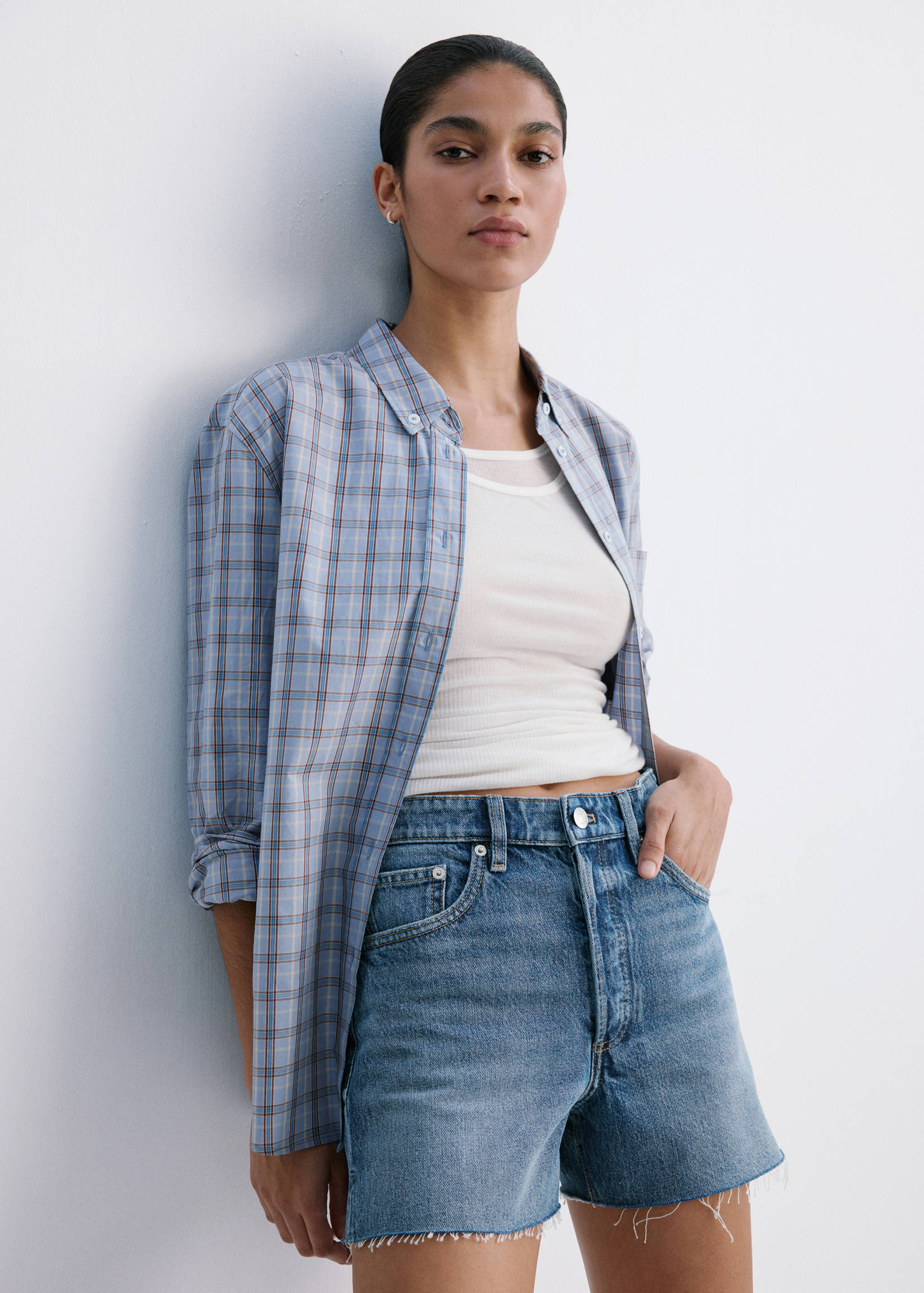 Denim shorts with frayed hem - Details of the article 1