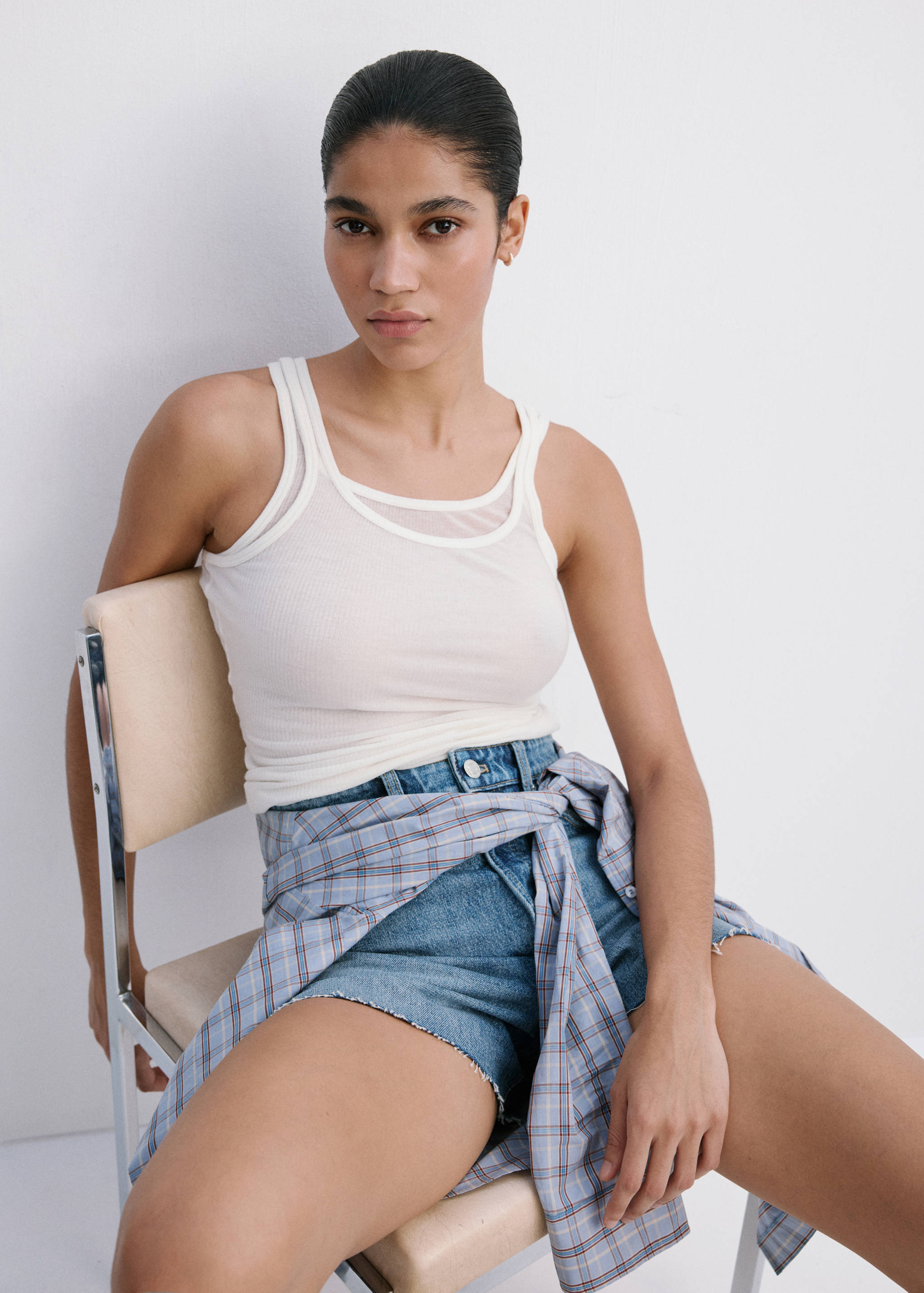 Denim shorts with frayed hem - Details of the article 2