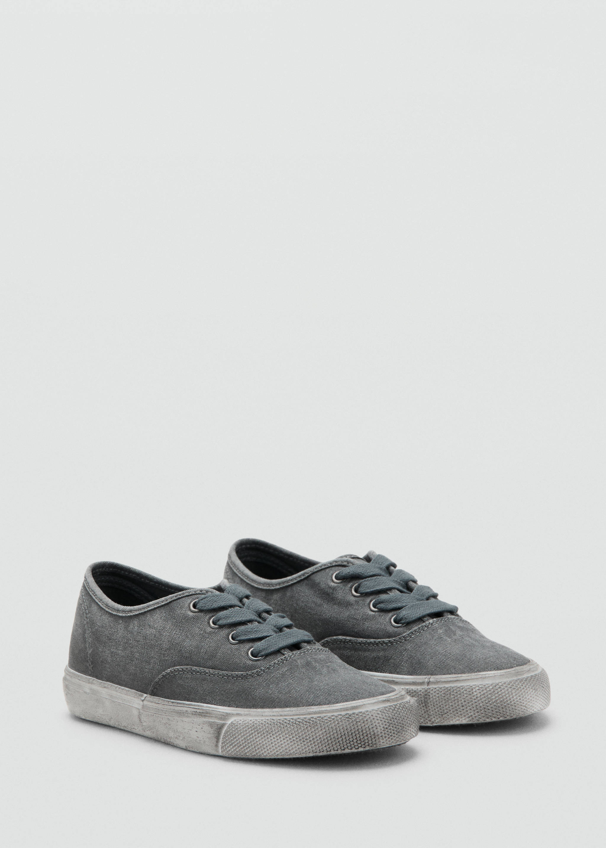 Worn-effect sports outfit - Medium plane