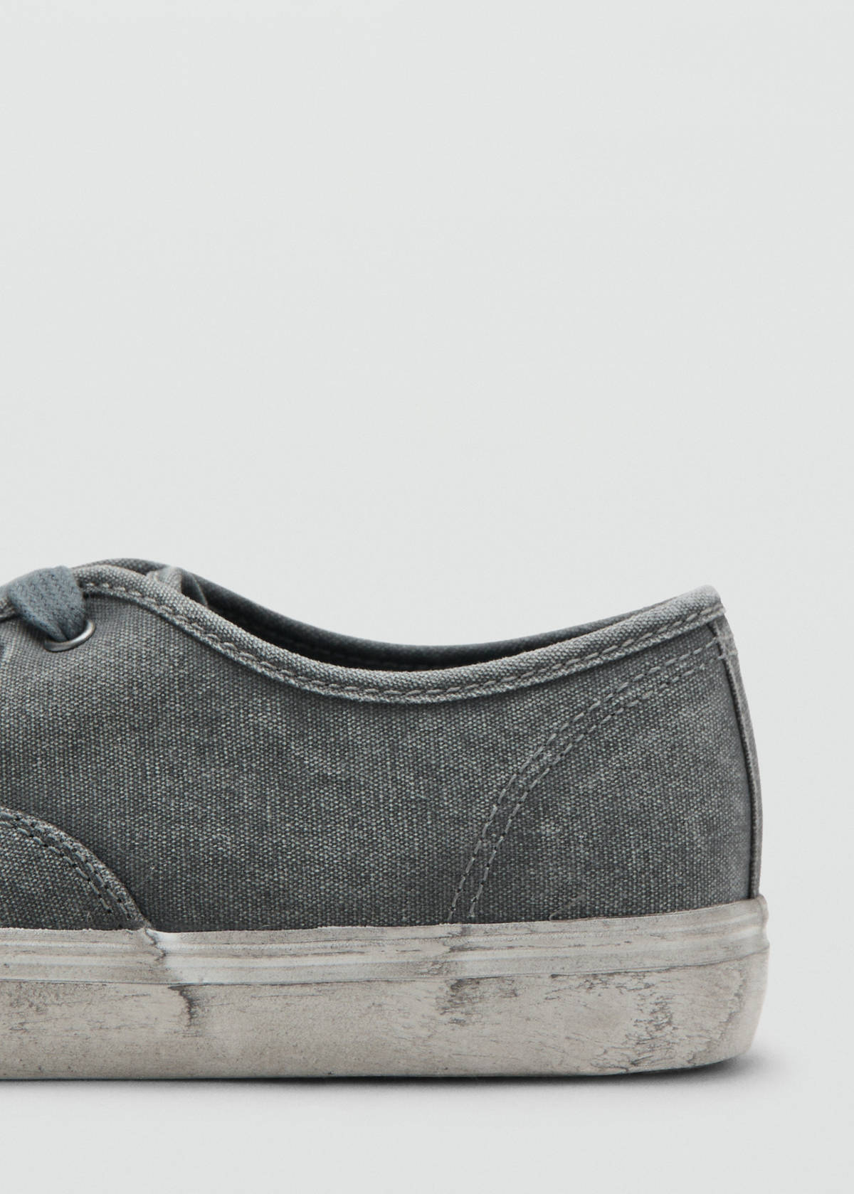 Worn-effect sports outfit — Grey