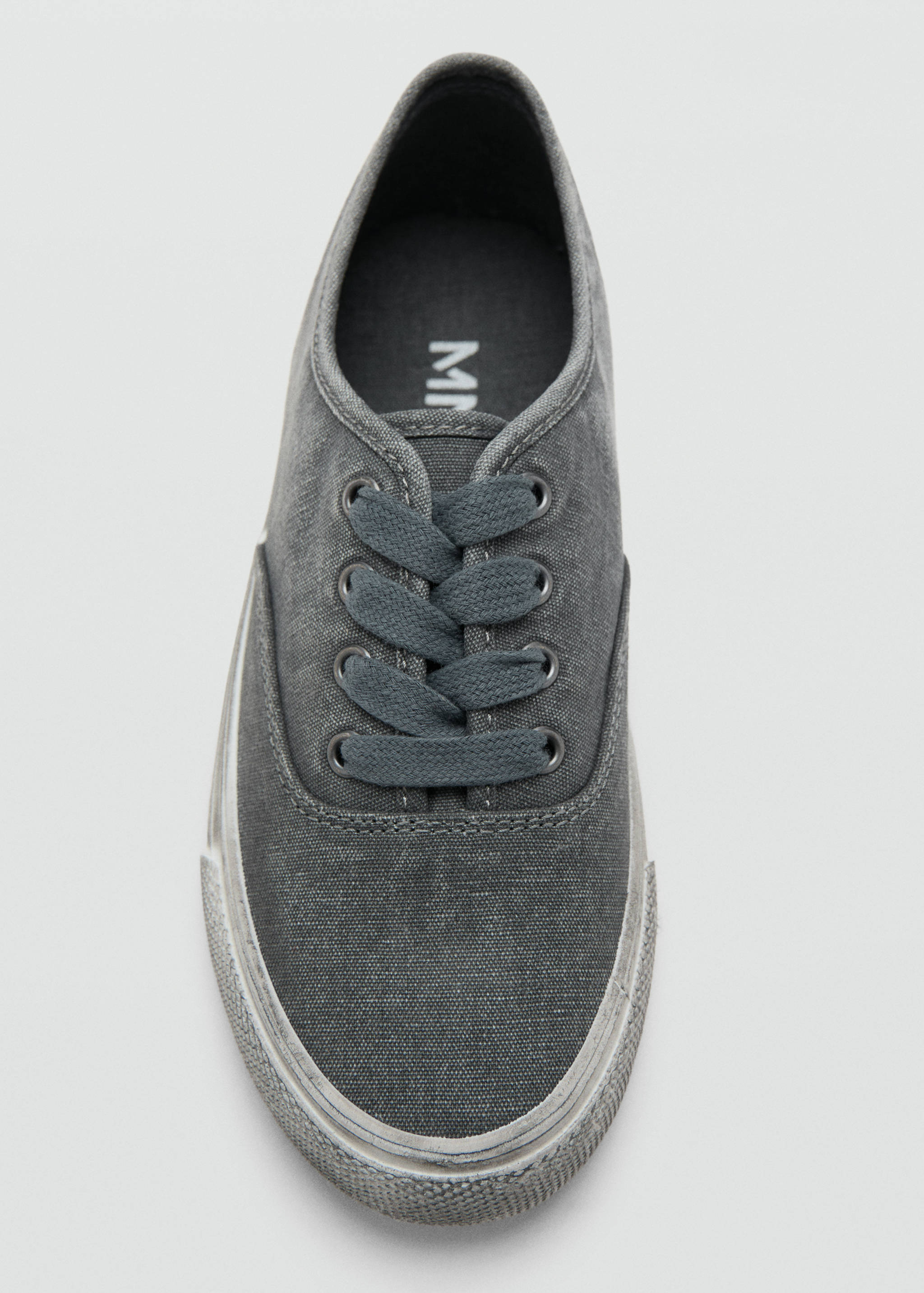 Worn-effect sports outfit - Details of the article 2