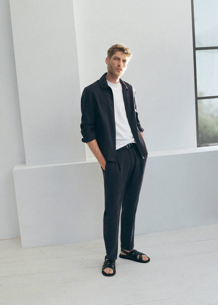 Regular-fit pleated trousers — Navy