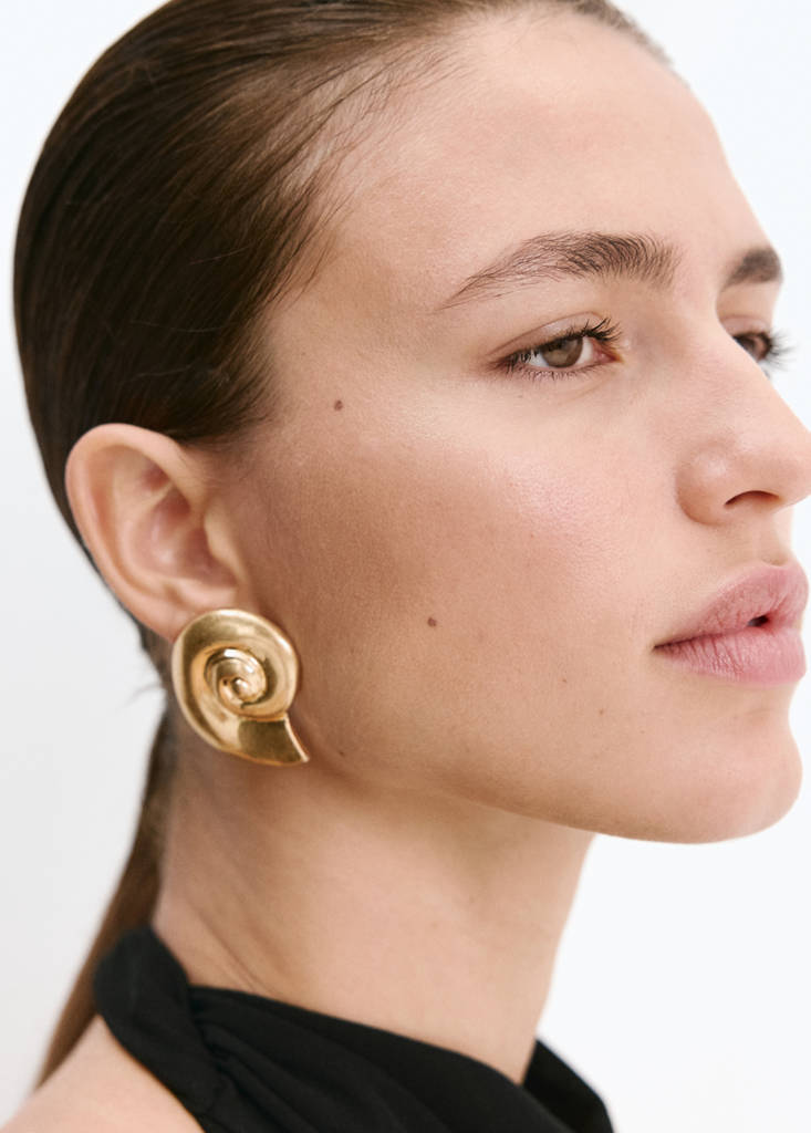 Shell design earrings — Gold