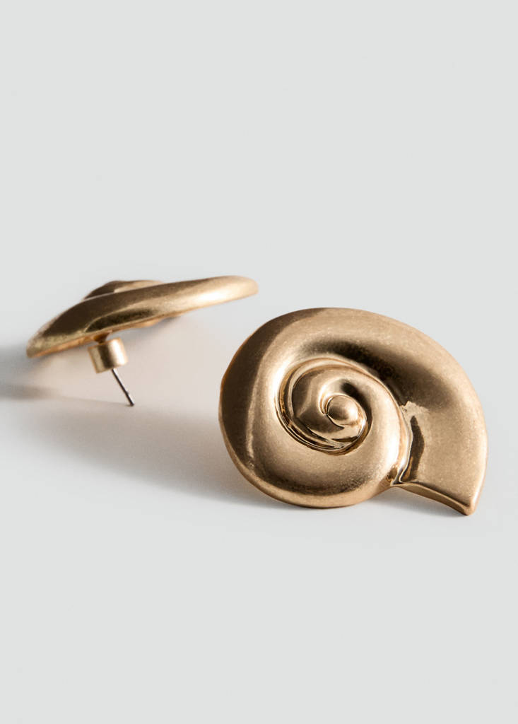 Shell design earrings — Gold