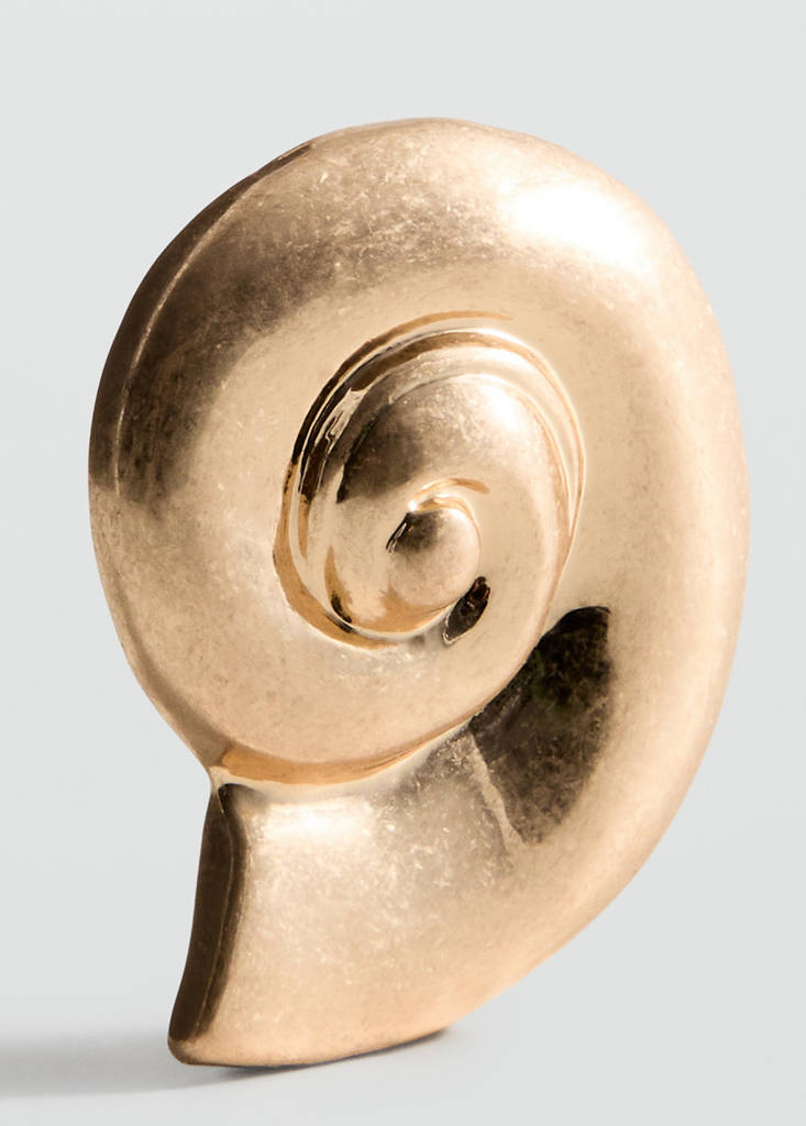 Shell design earrings — Gold