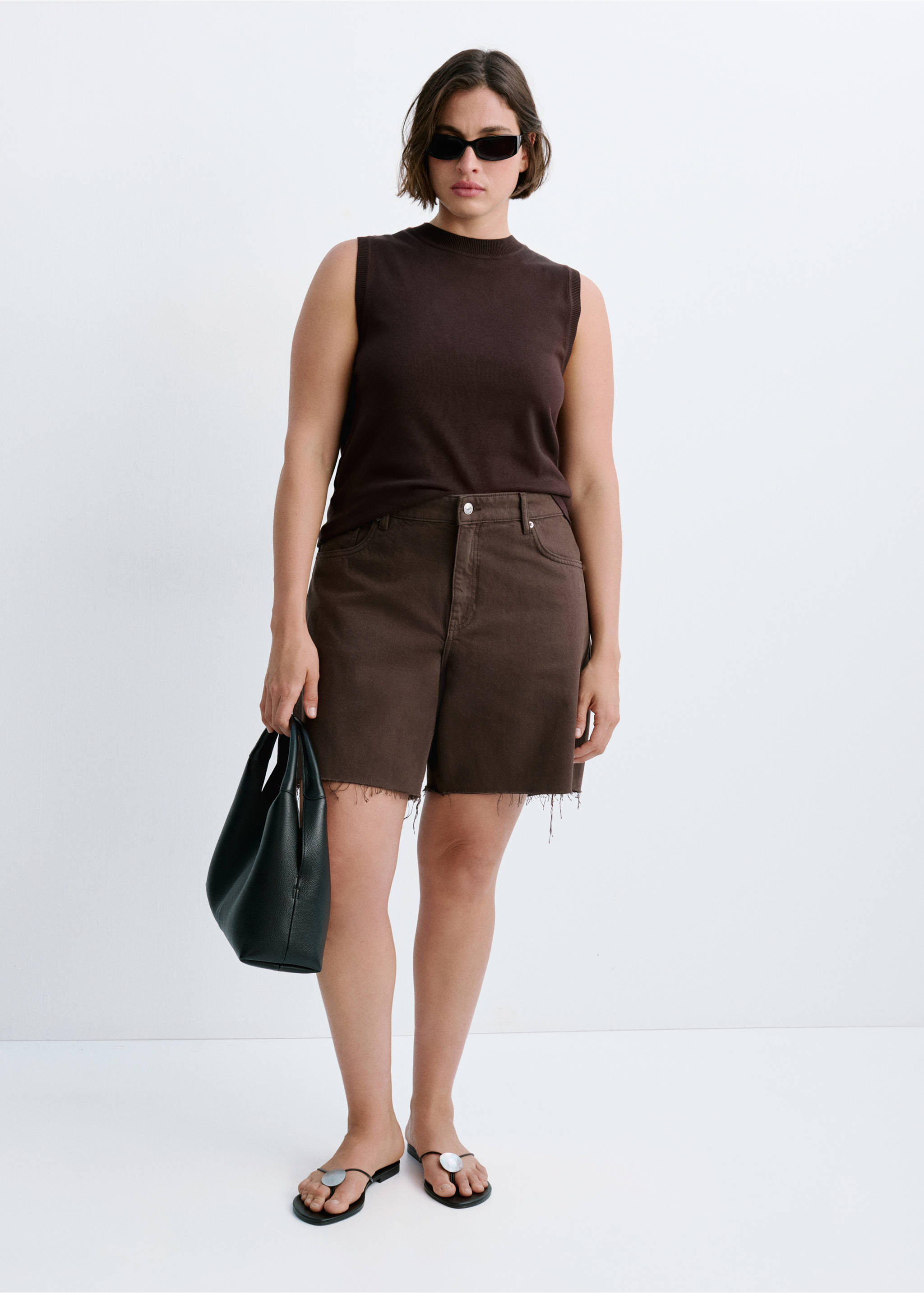 Straight-cut bermuda shorts with frayed hem - Details of the article 3, Chocolate. Ref: 37081370-00.