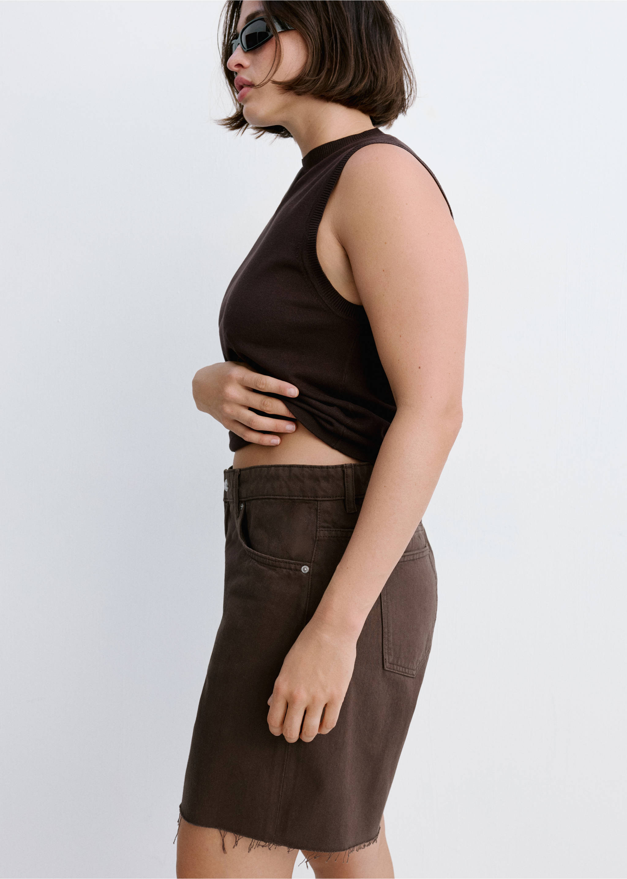 Straight-cut bermuda shorts with frayed hem - Details of the article 4, Chocolate. Ref: 37081370-00.
