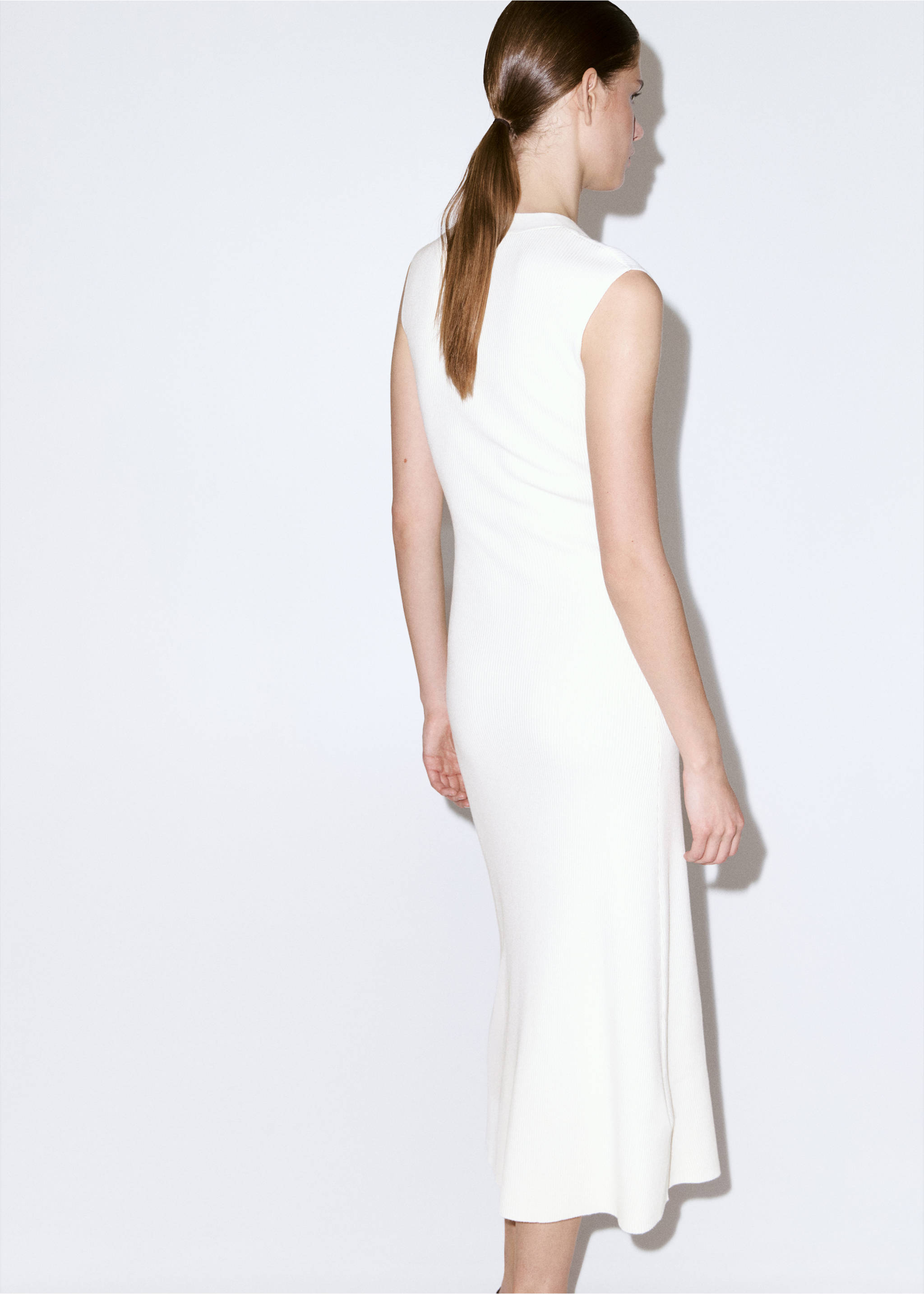 V-neck knitted dress - Reverse of the article, White. Ref: 37081374-00.