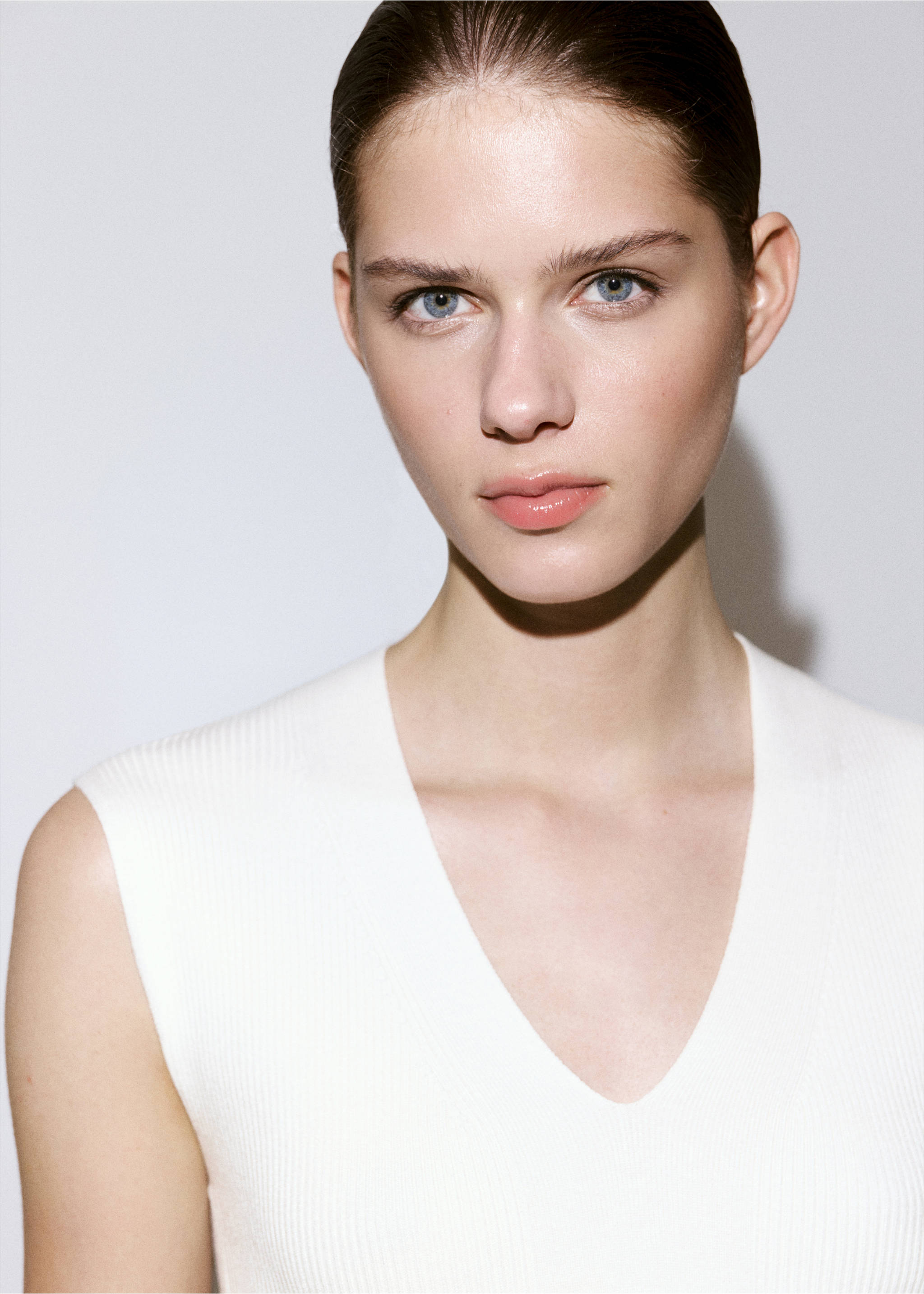 V-neck knitted dress - Details of the article 1, White. Ref: 37081374-00.
