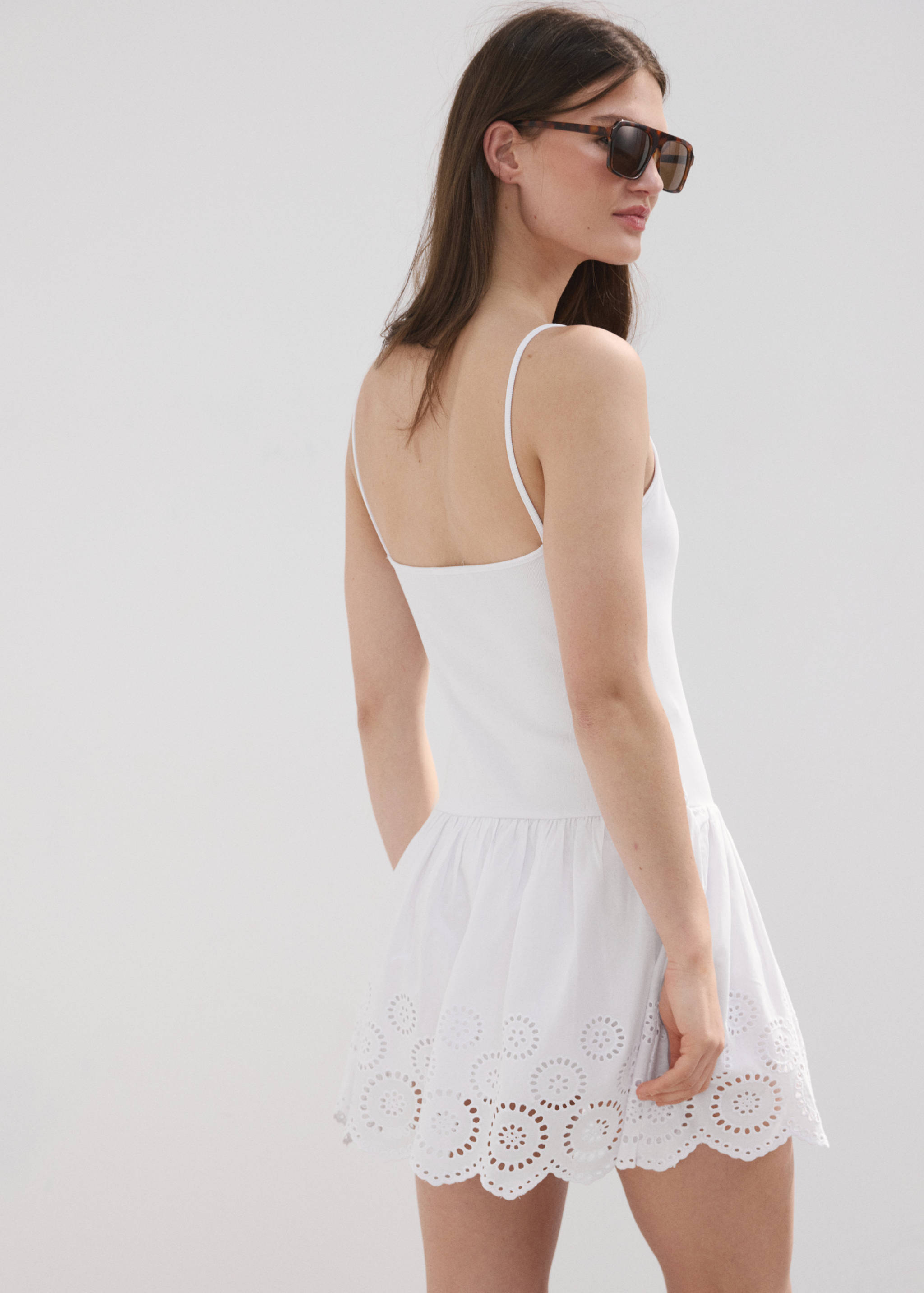 Vestido corto calados - Reverso del artículo