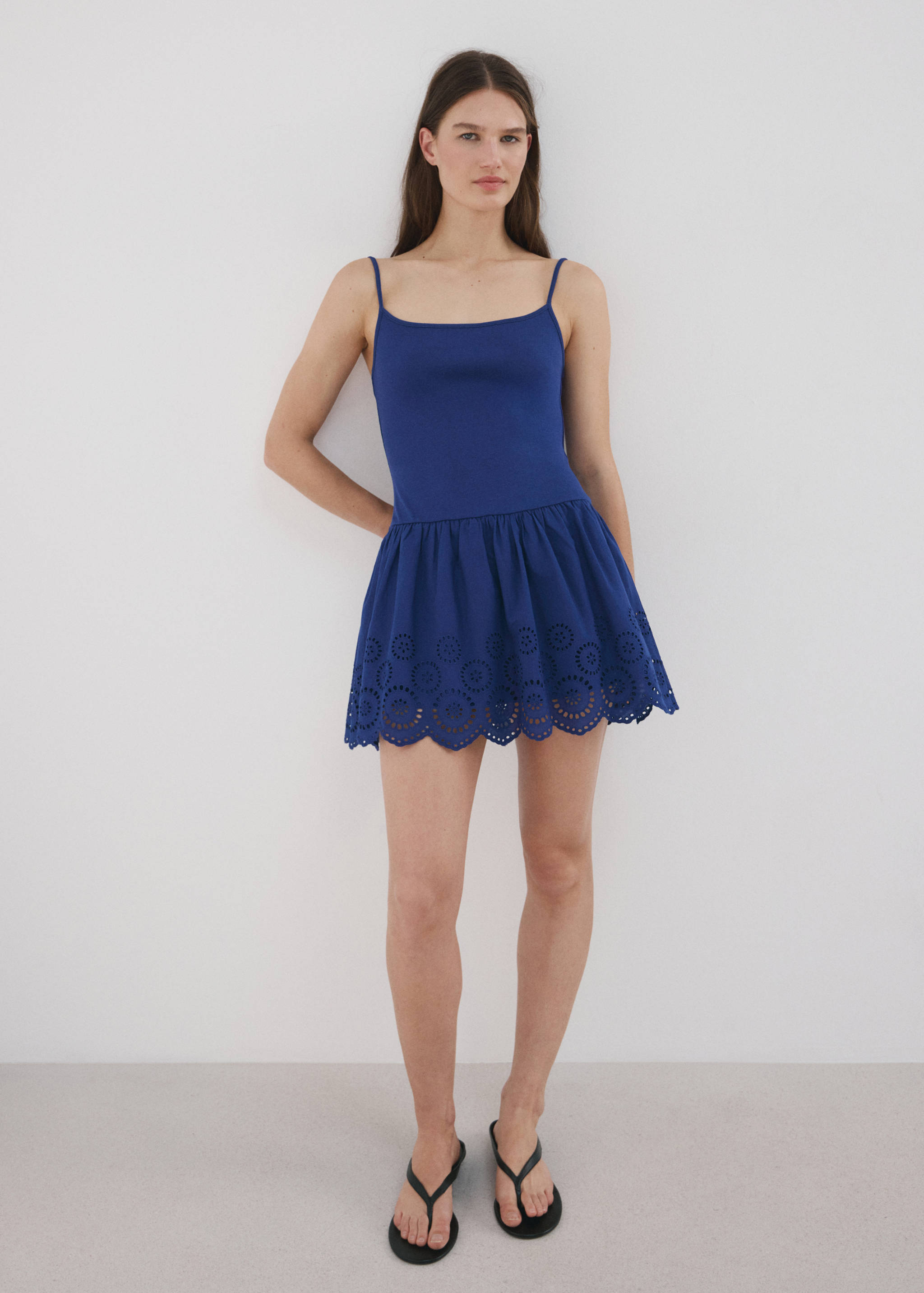 Vestido corto calados - Plano general