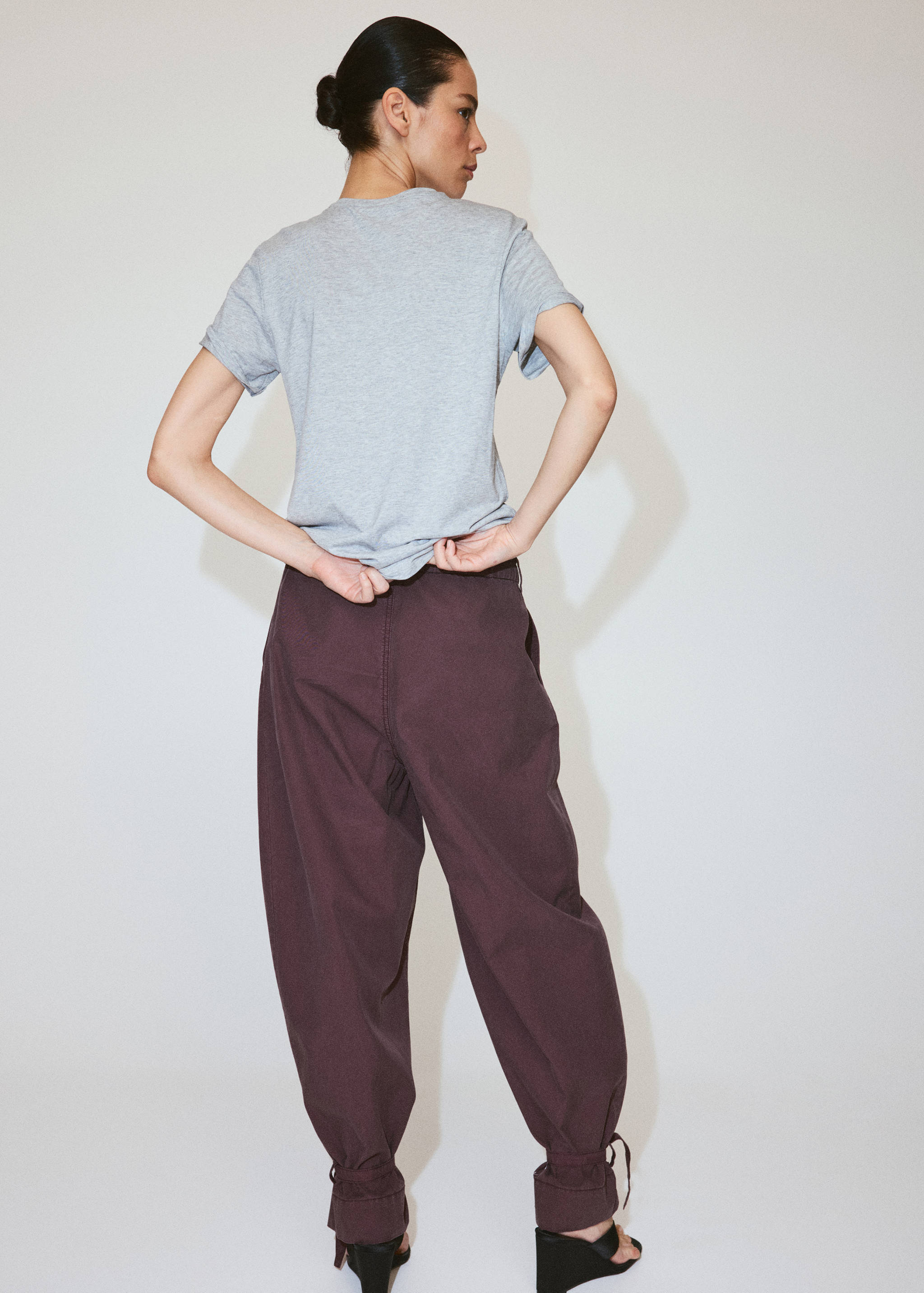 Baggy trousers with ties - Reverse of the article