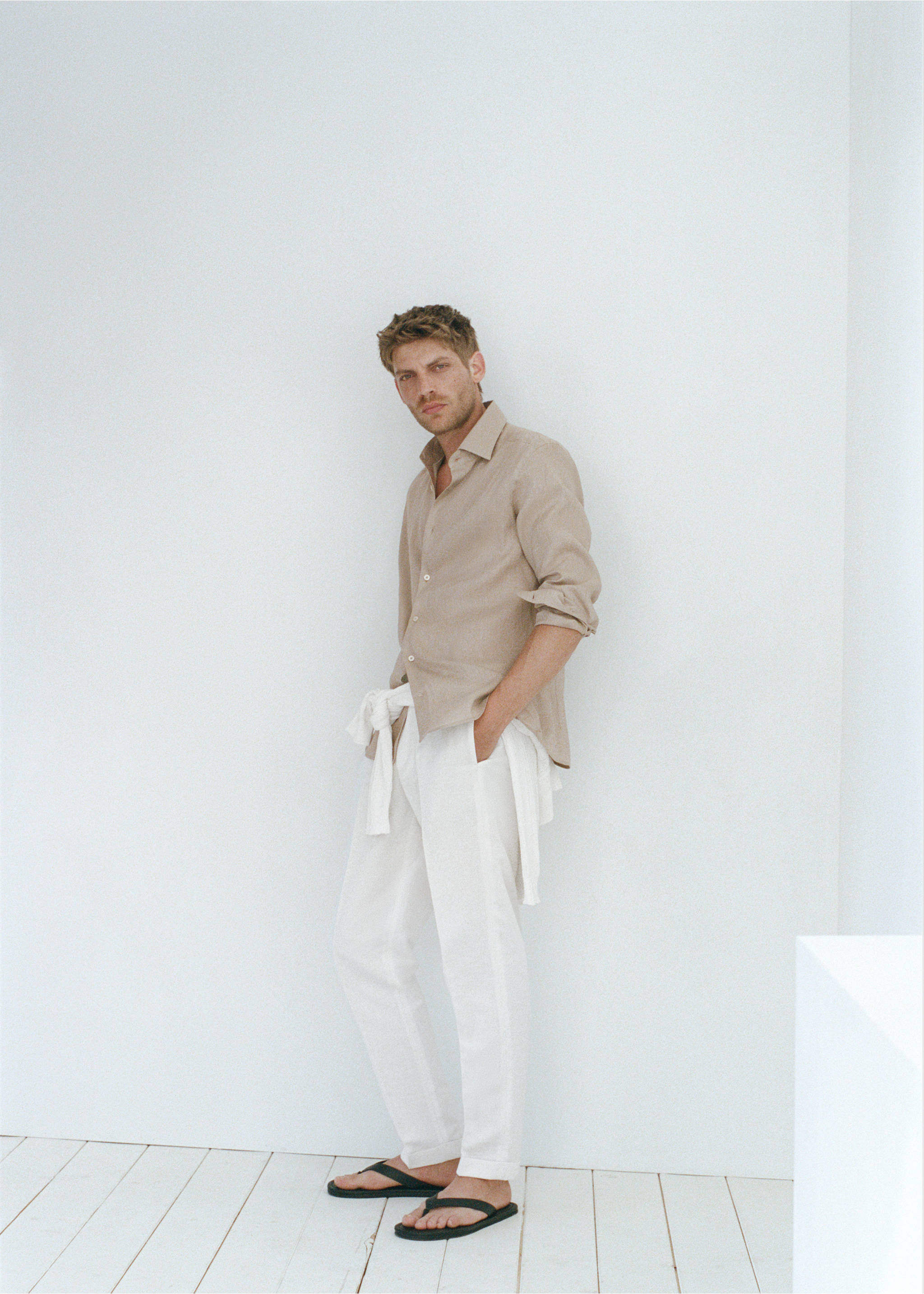 Chemise slim-fit 100 % lin - Détail de l'article 6, Sable. Ref: 37081422-00.