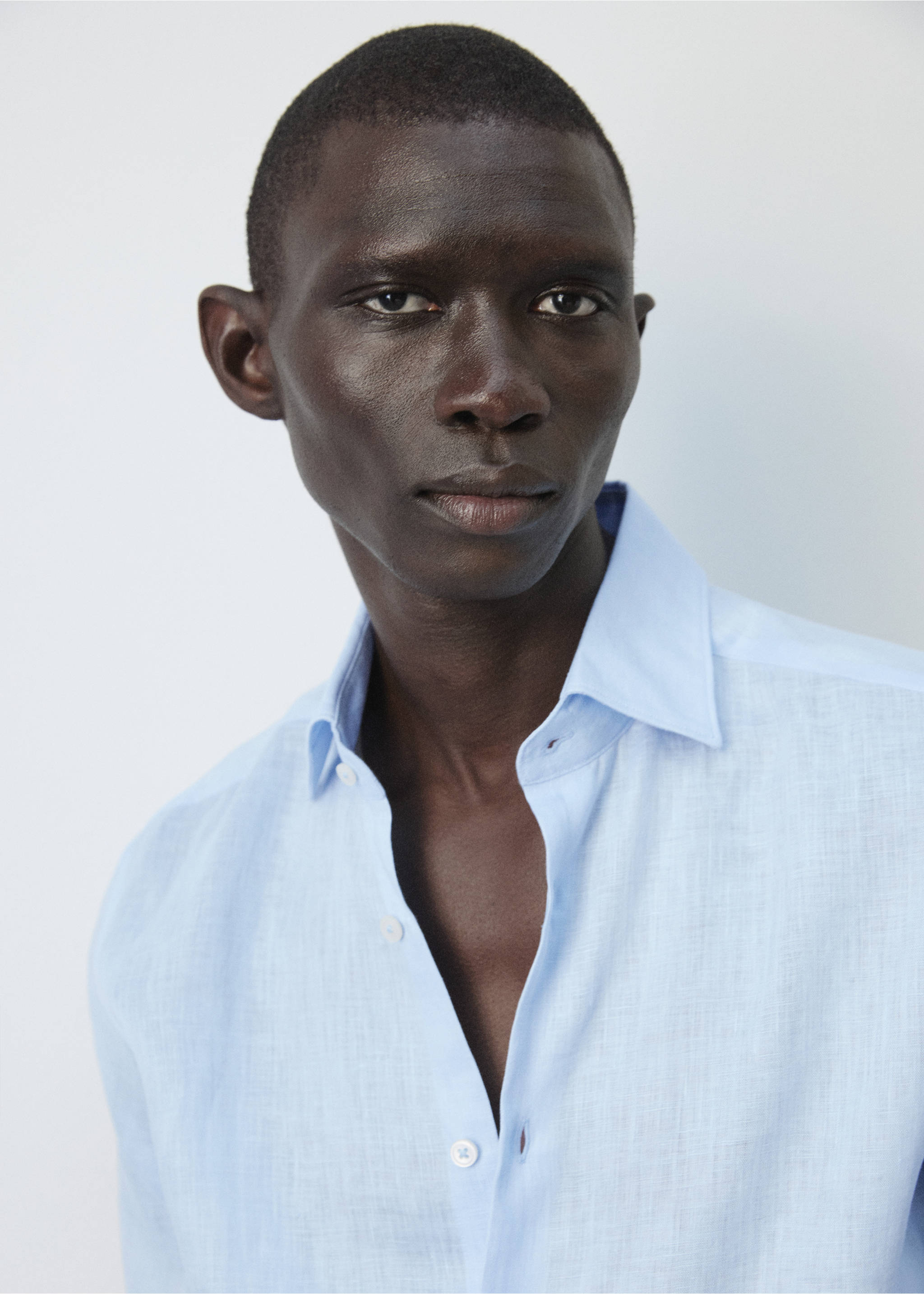 Chemise slim-fit 100 % lin - Détail de l'article 1, Bleu ciel. Ref: 37081422-00.