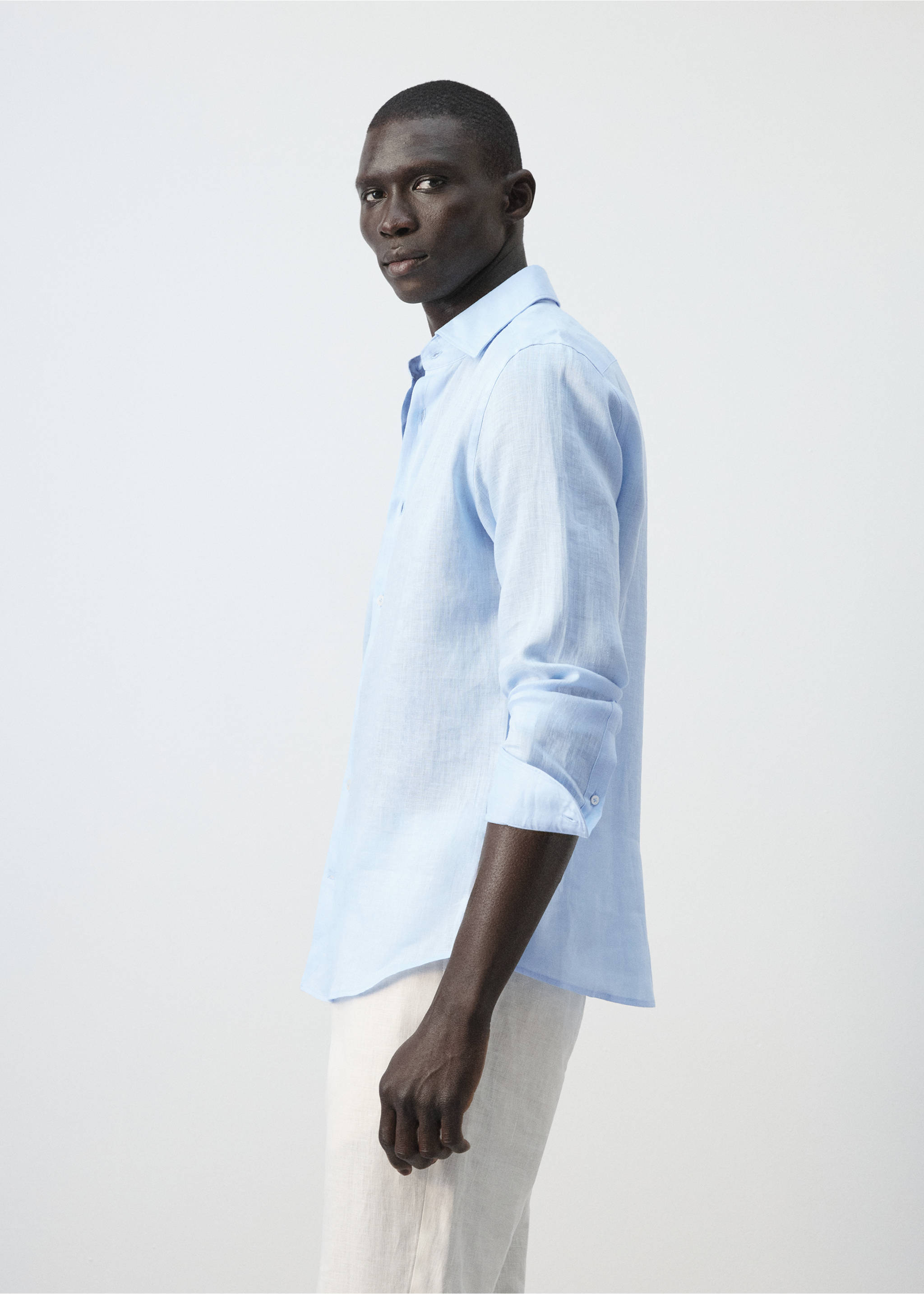 Chemise slim-fit 100 % lin - Détail de l'article 2, Bleu ciel. Ref: 37081422-00.