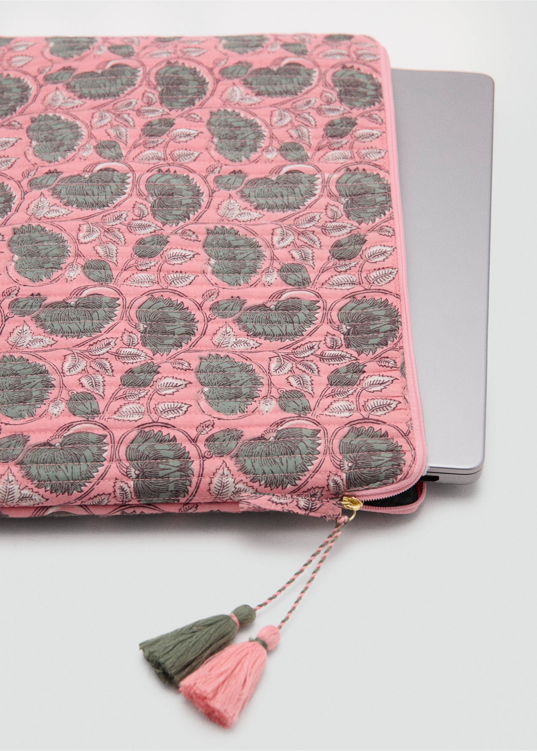 Cotton laptop cover - Details of the article 1, Pink. Ref: 37081432-00.